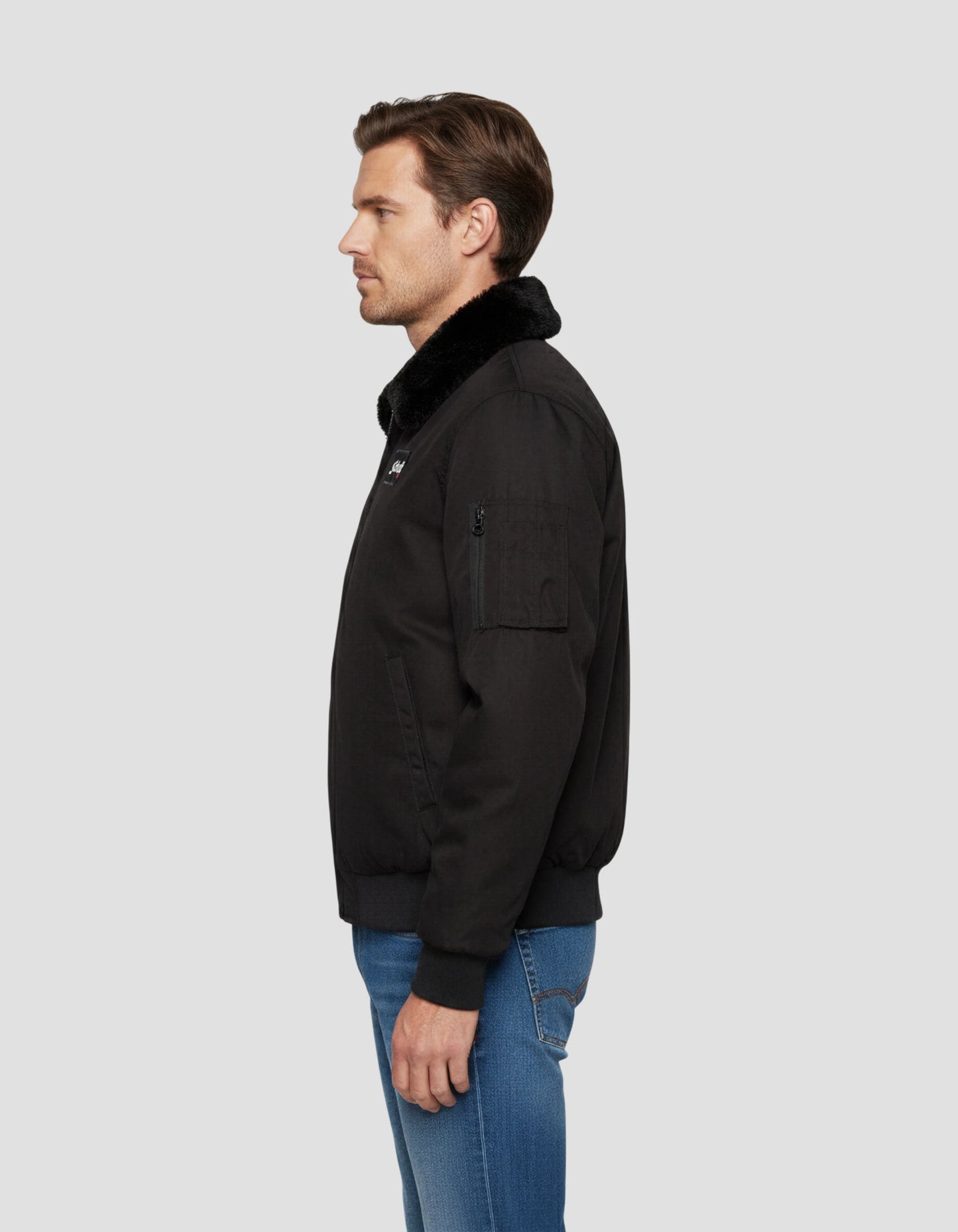 Giacca nera con collare rimovibile in pelliccia