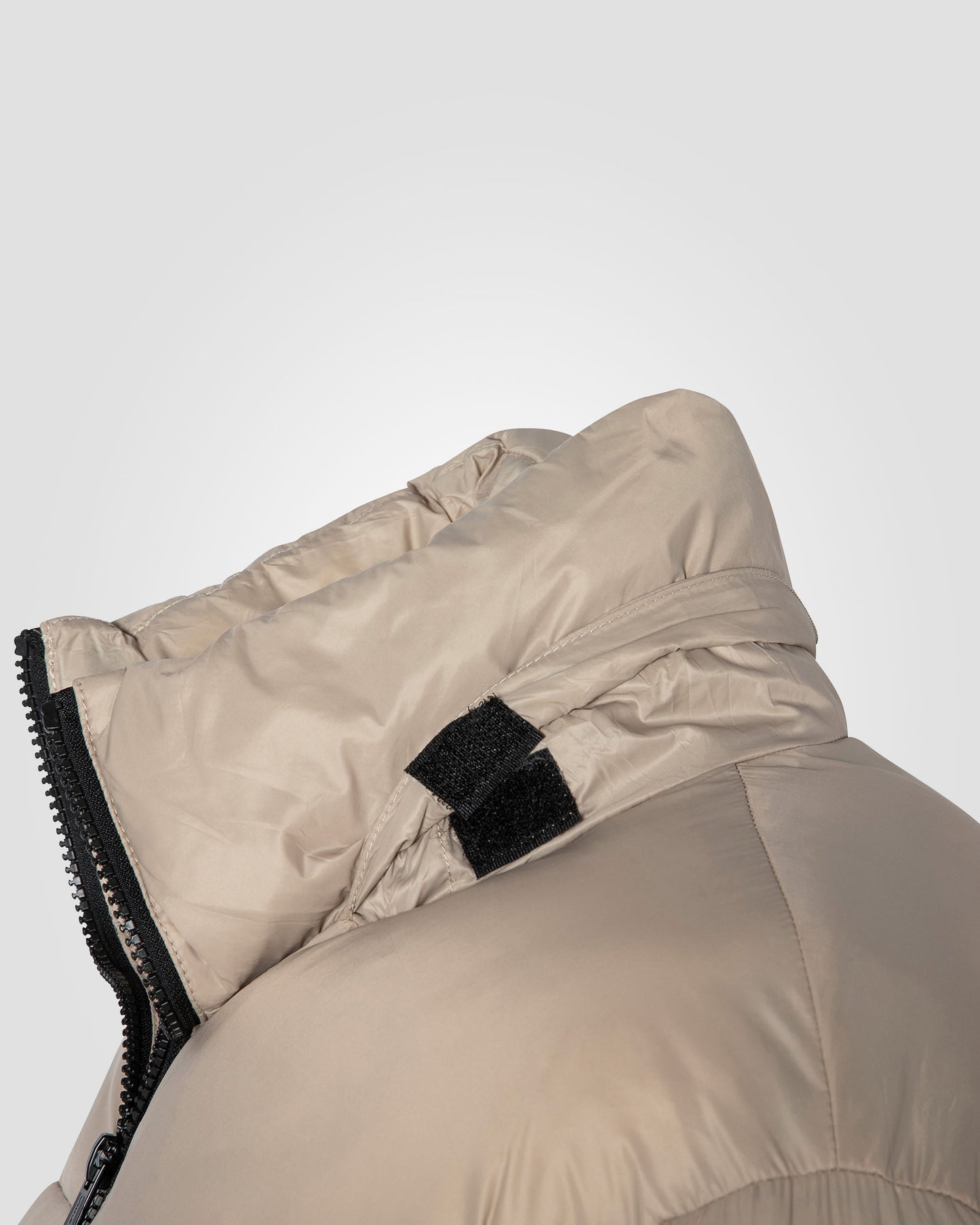 Beige Jacke in recyceltem Nylon