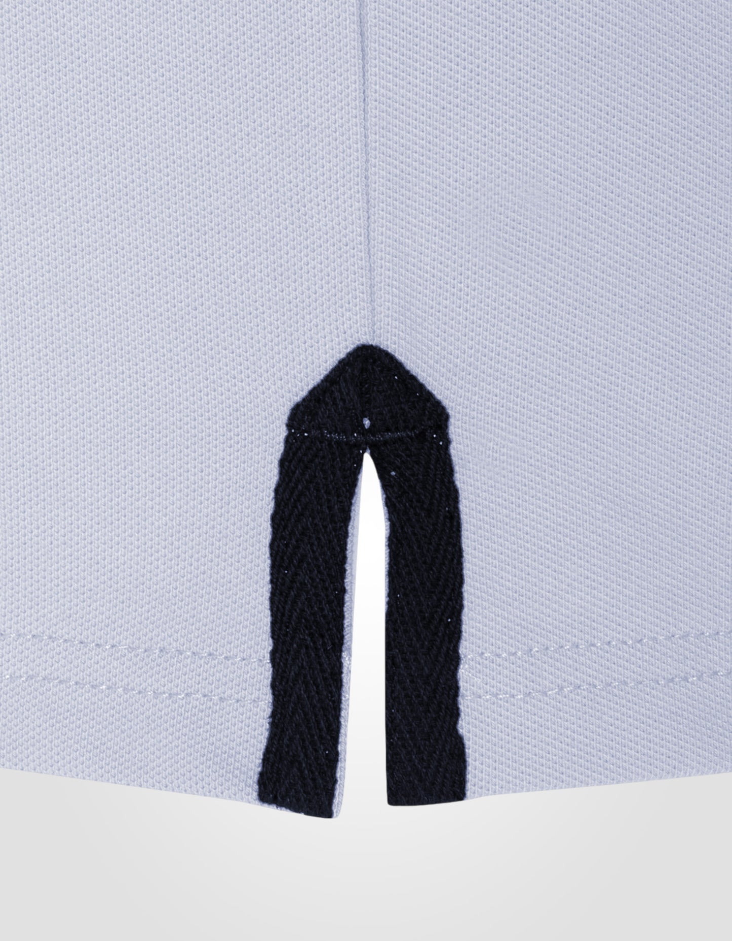 Polo blanc et bleu marine