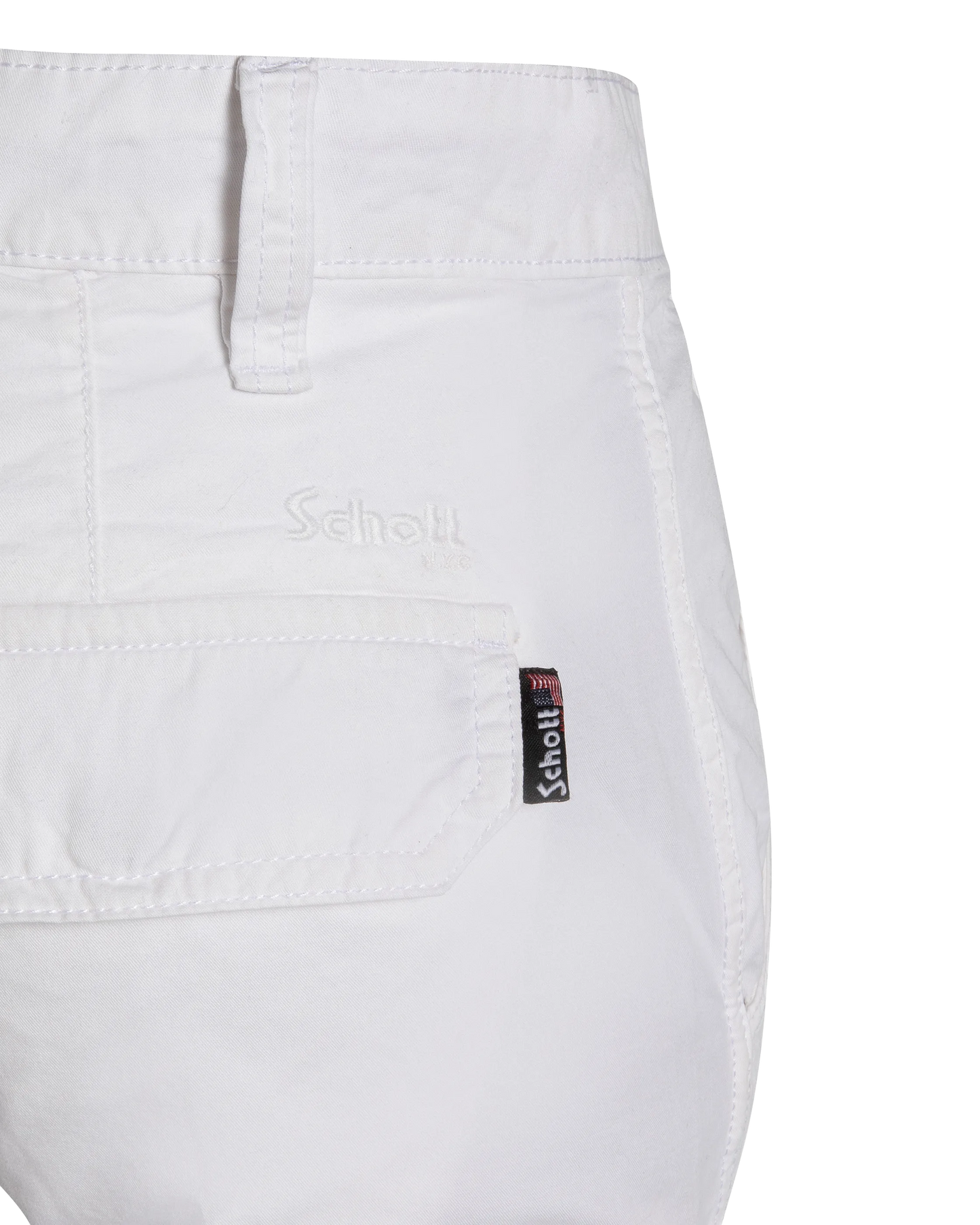 Weiße, kurze Cargohose mit mehreren Taschen