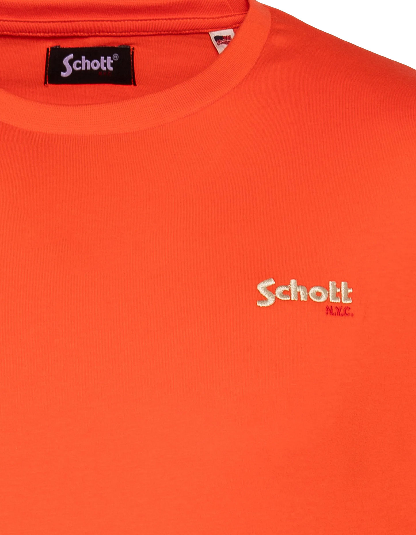 Kinder mit dem gestickten orangefarbenen T-Shirt