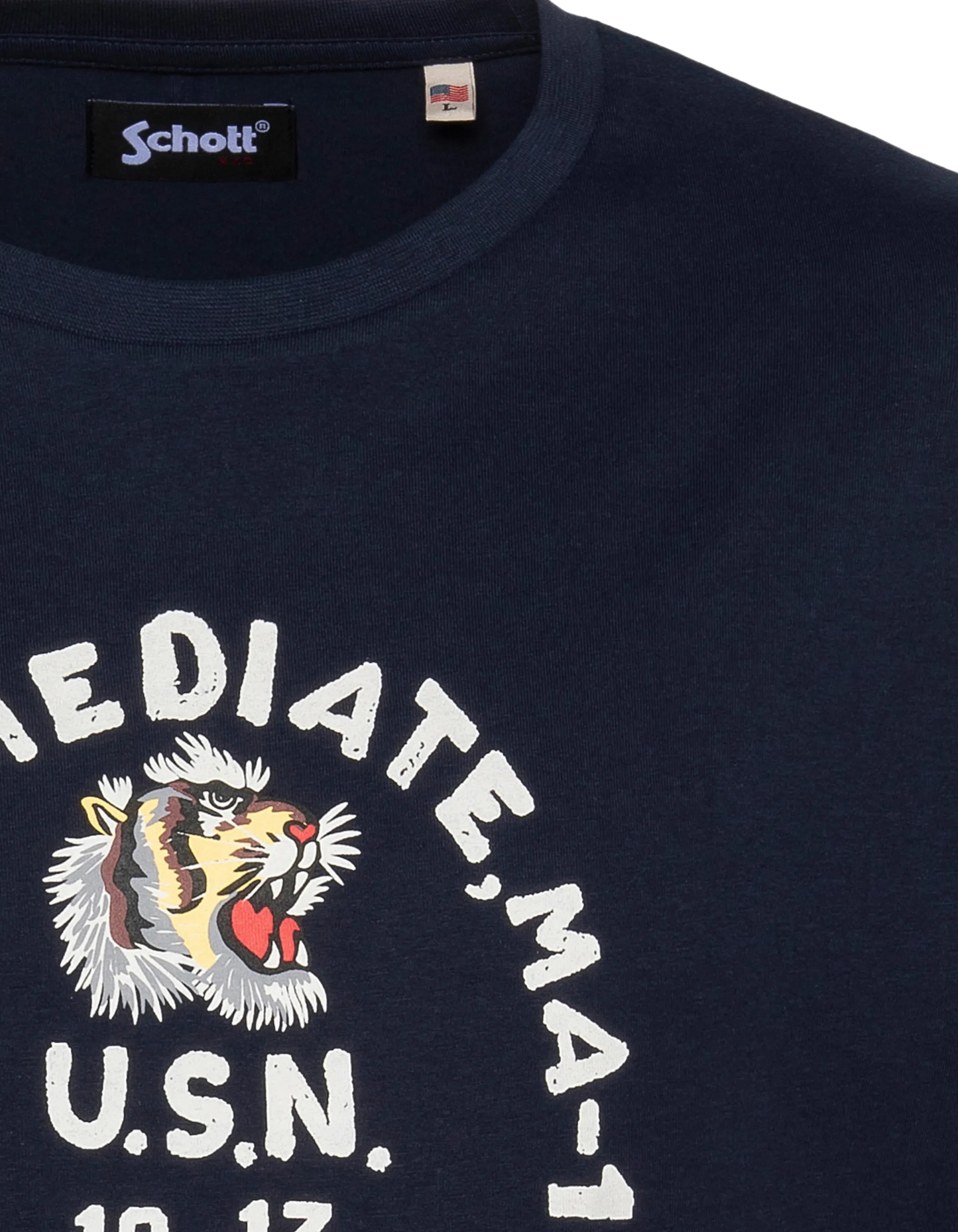 Marineblaues T-Shirt mit U.S.N. drucken.