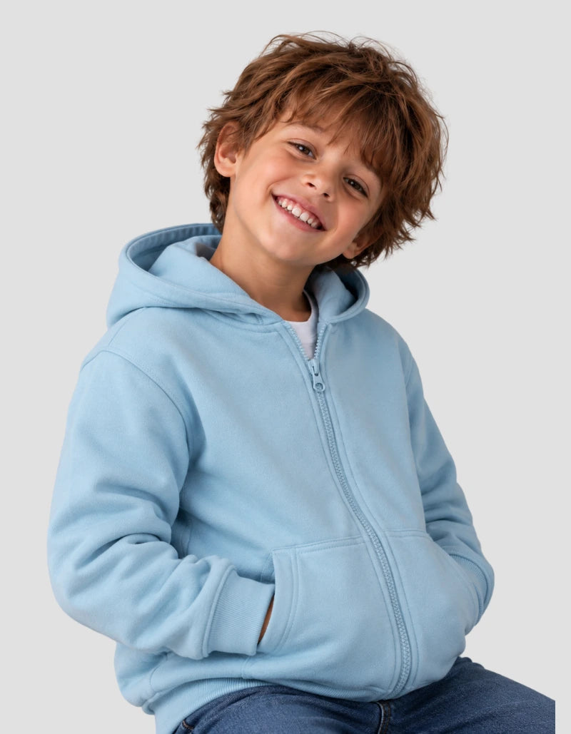 Sudadera infantil azul cielo con capucha, cremallera y estampado en la espalda