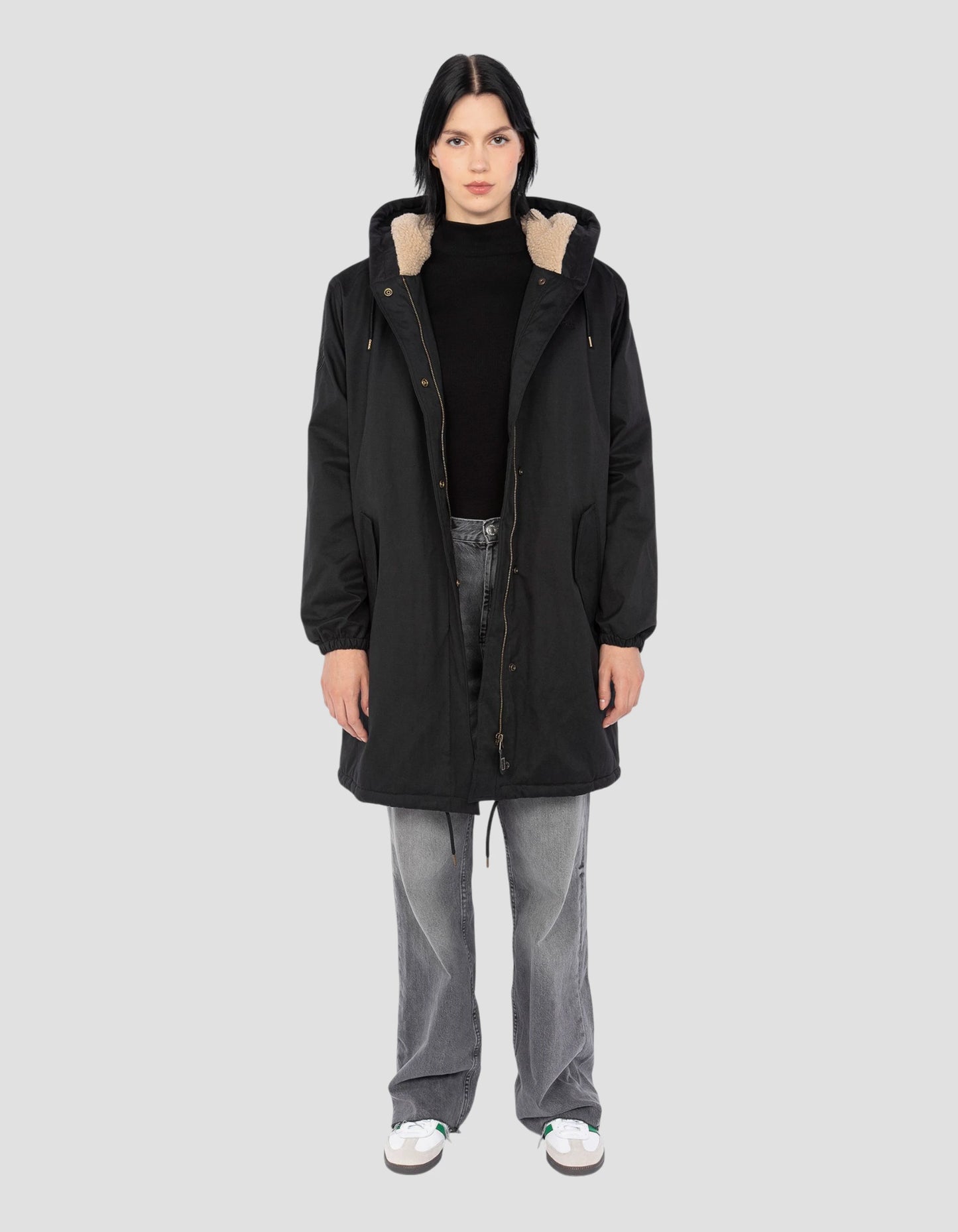 Parka negra larga con copa de gran tamaño con capucha sherpa