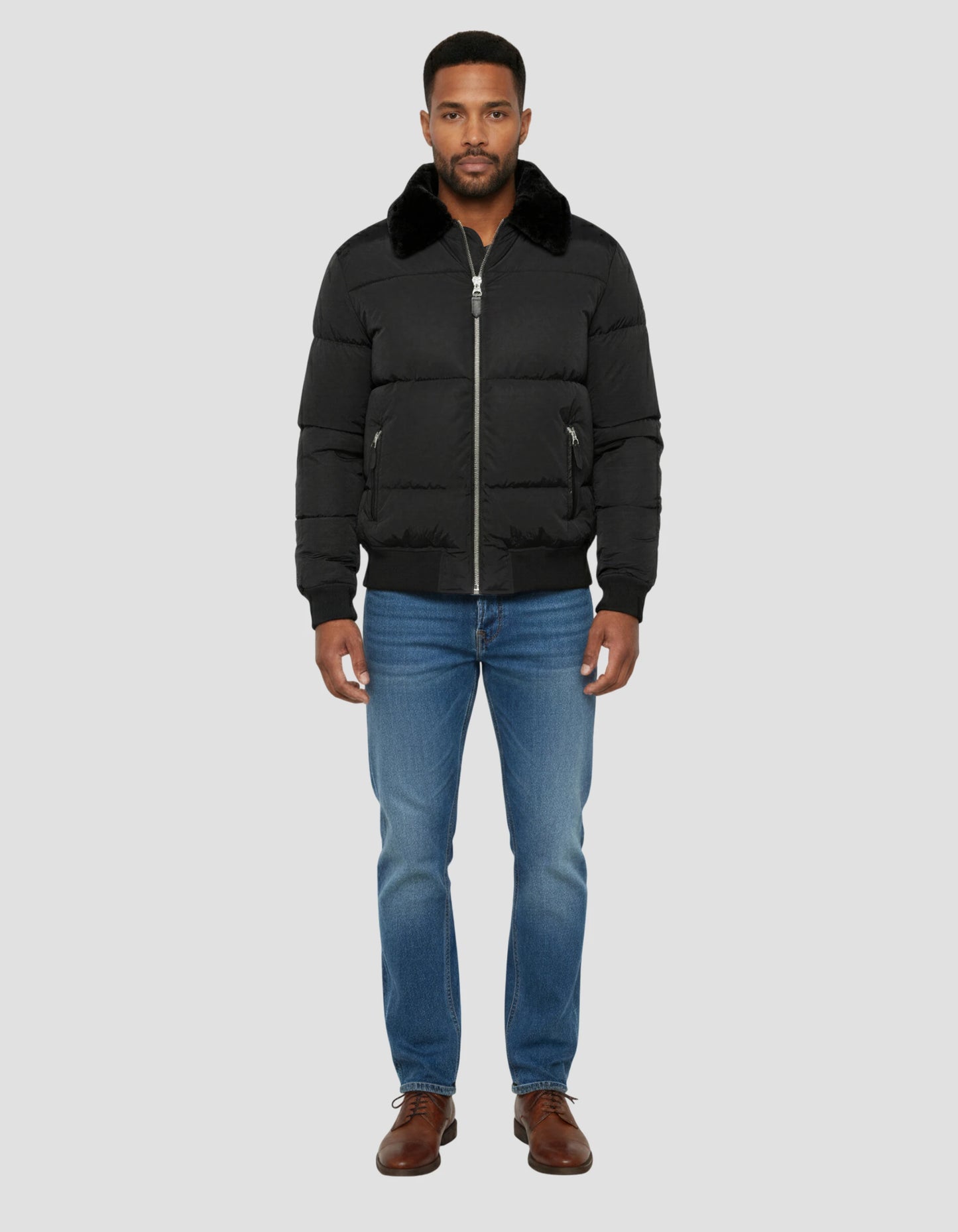 Schwarze Down -Jacke mit abnehmbarem Kunstpelzkragen