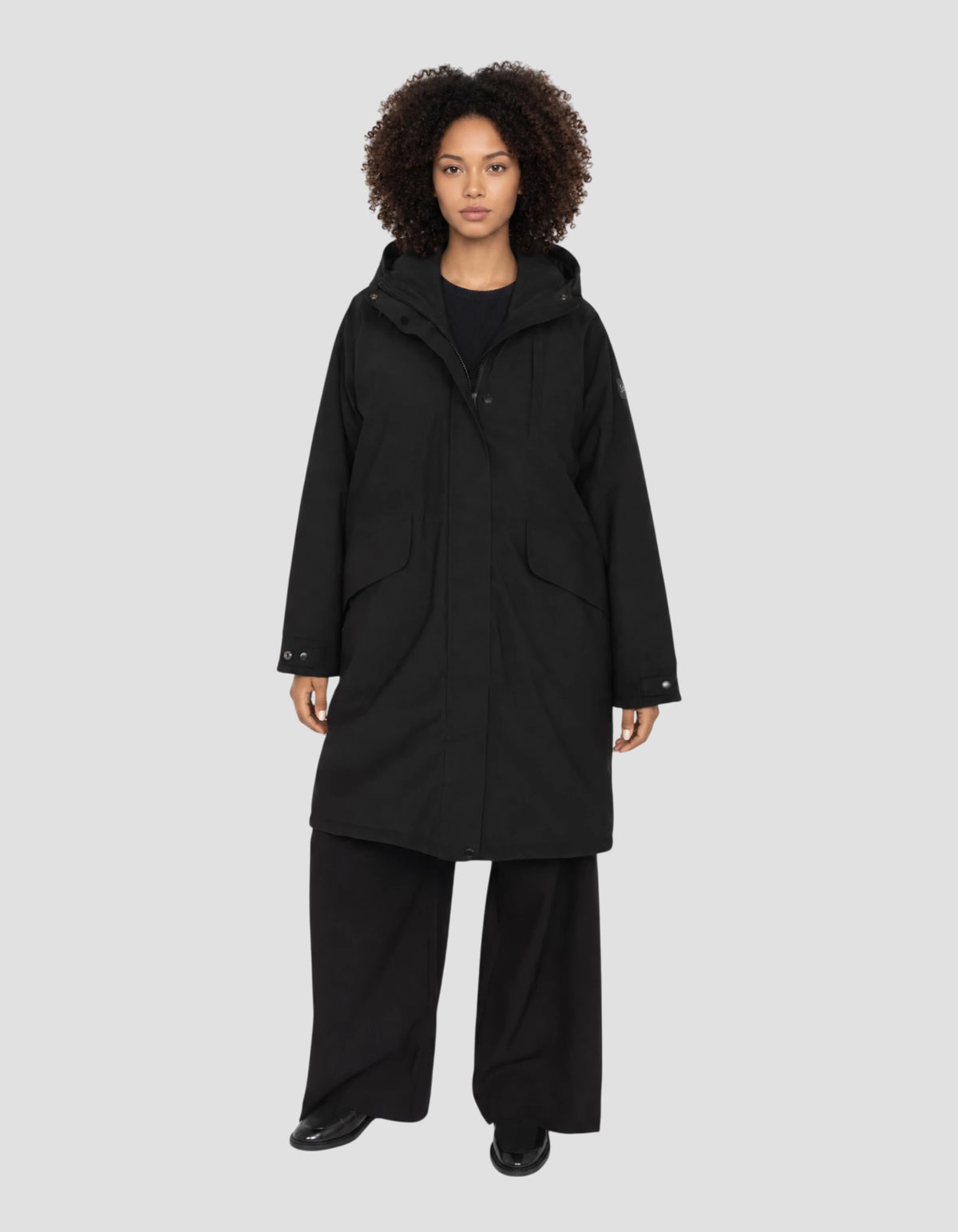 Schwarzer Parka mit Kapuze und vielen Taschen