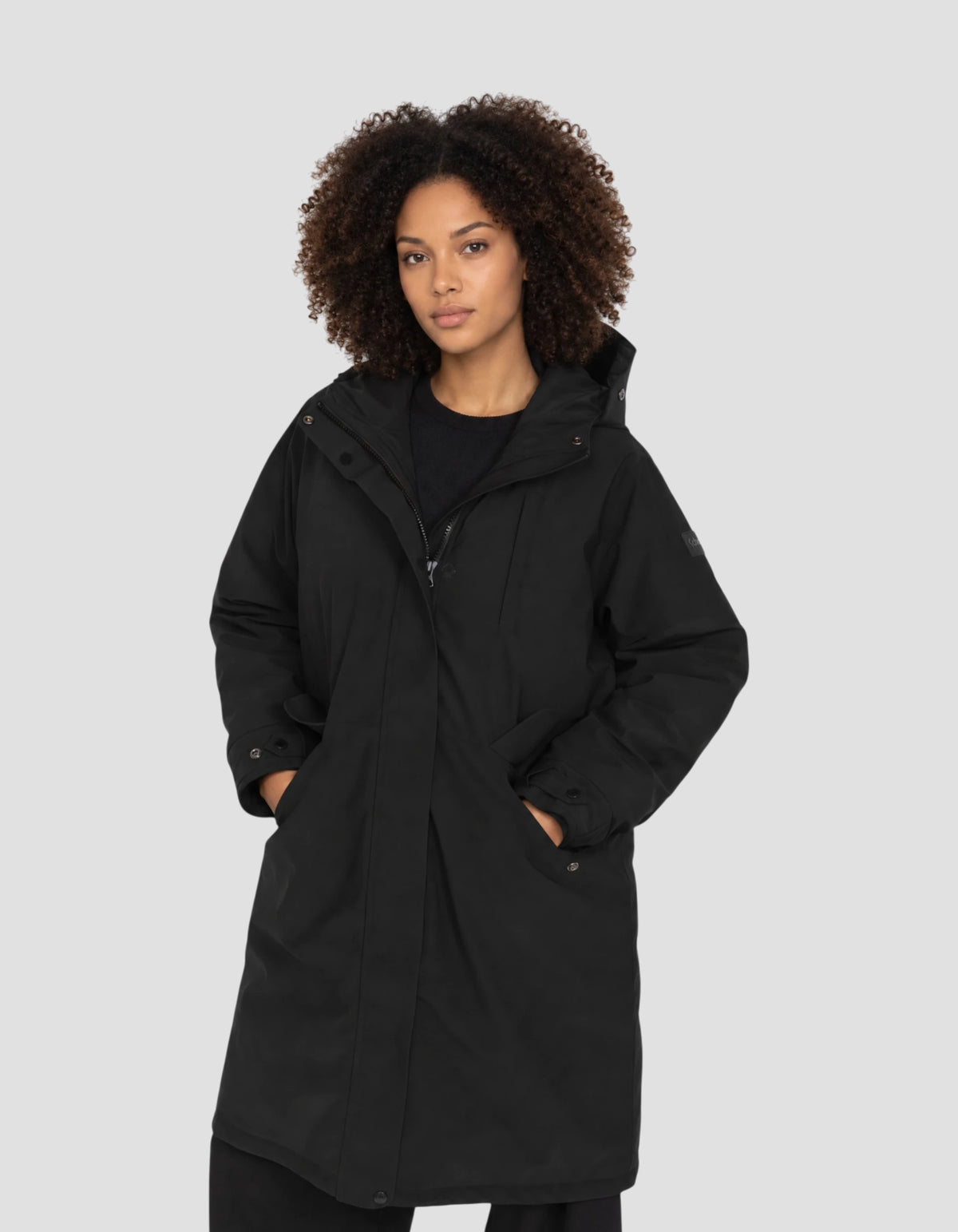 Schwarzer Parka mit Kapuze und vielen Taschen