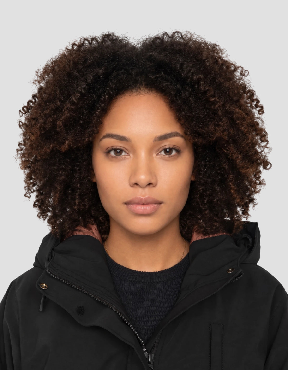 Schwarzer Parka mit Kapuze und vielen Taschen