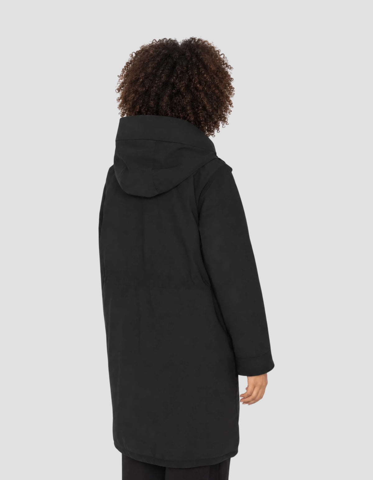 Schwarzer Parka mit Kapuze und vielen Taschen