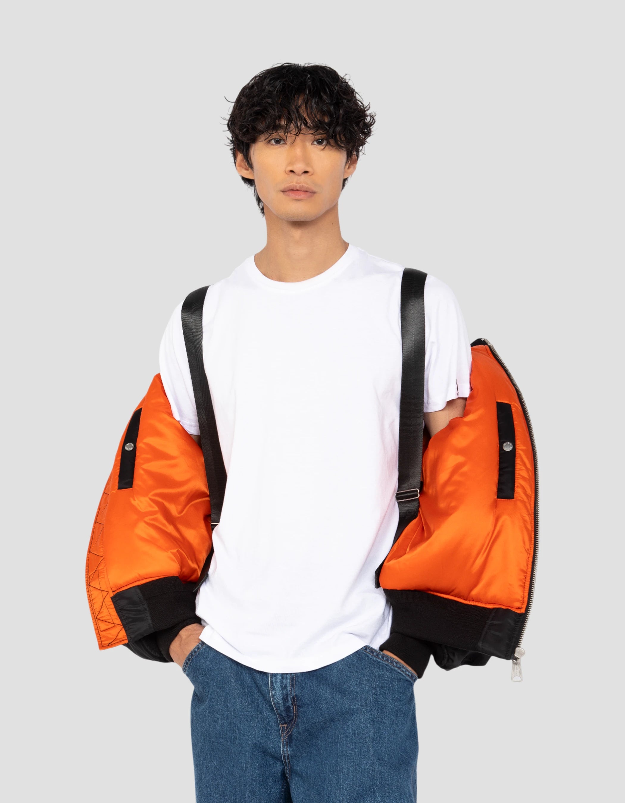 Schwarze Bomberjacke Typ N2B Motorhaube mit integriertem Rucksack-5