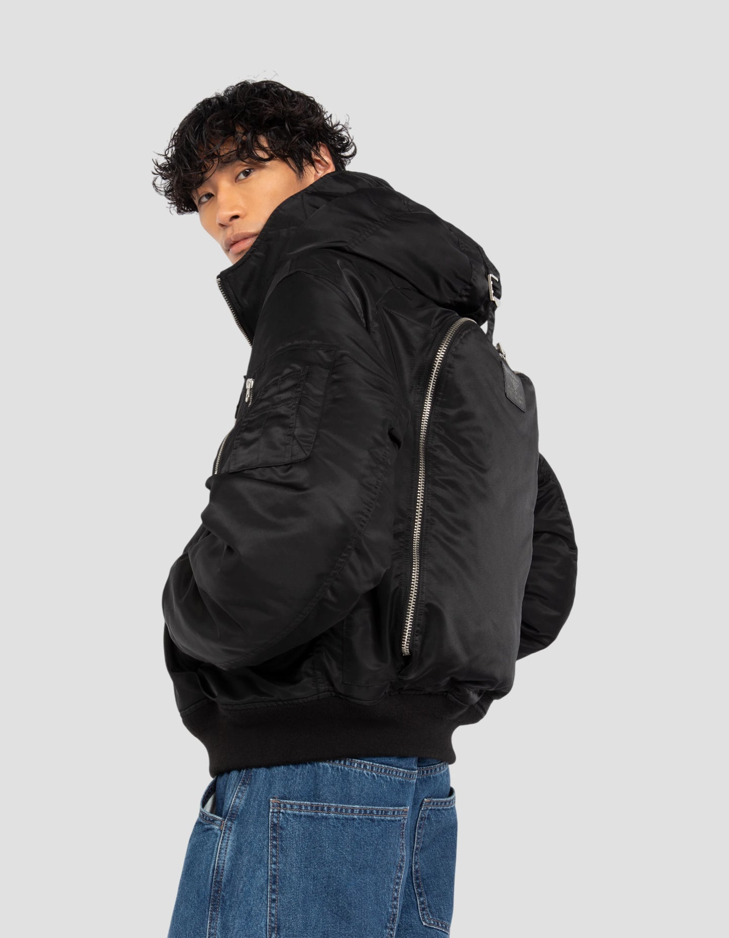 Schwarze Bomberjacke Typ N2B Motorhaube mit integriertem Rucksack