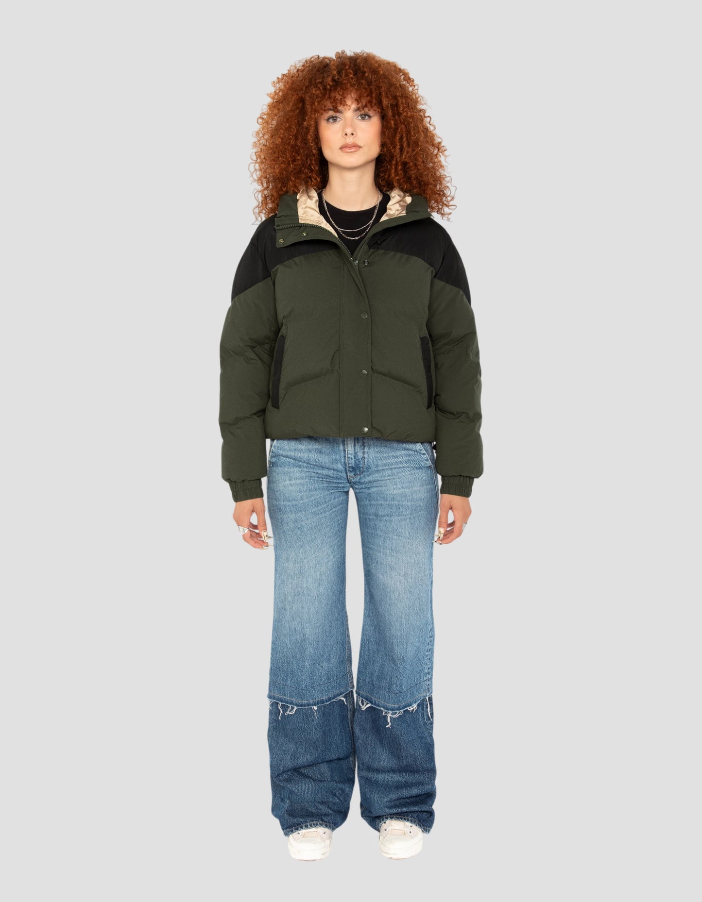 Kurze Khaki und schwarze kurze Jacke mit Kapuze