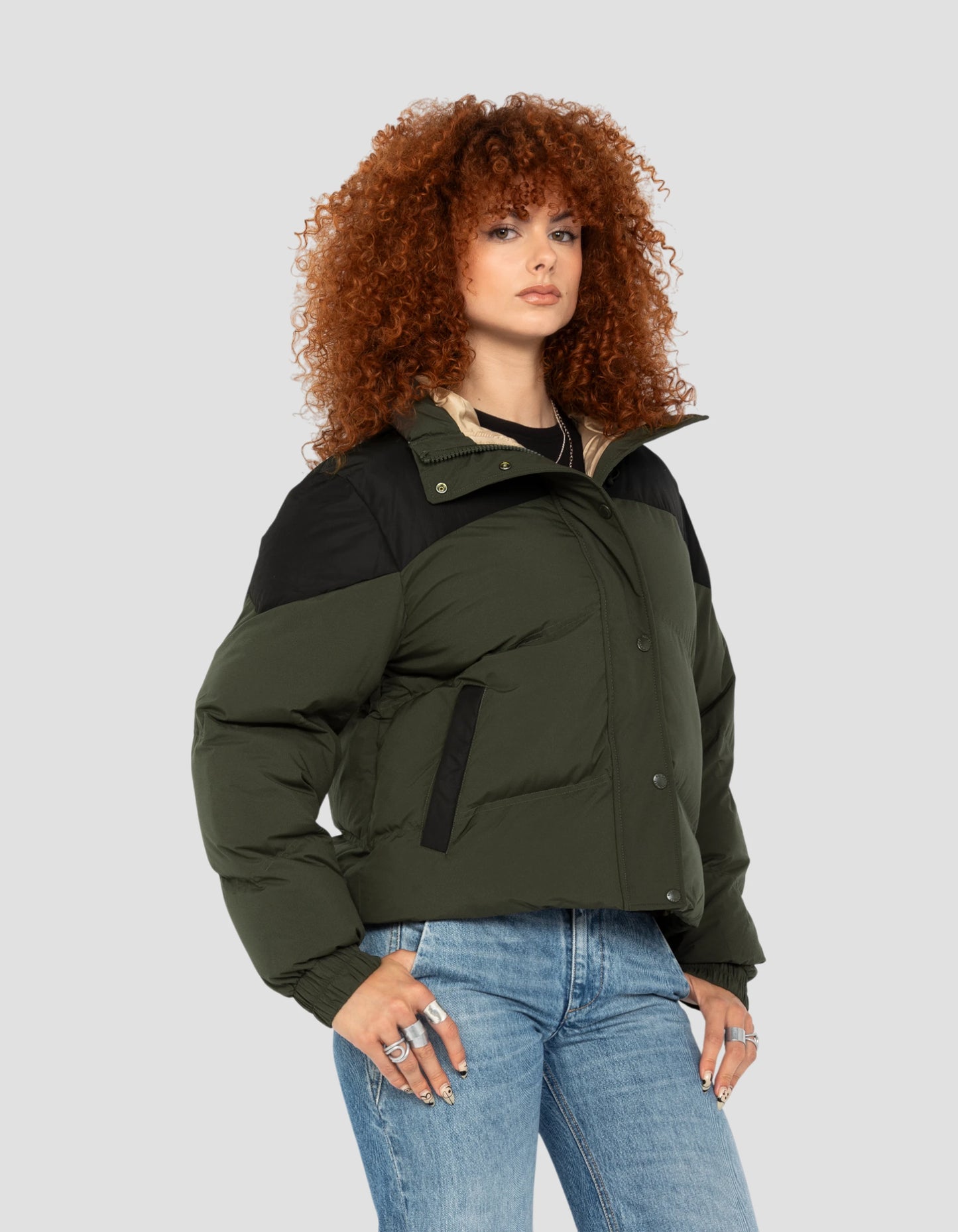 Kurze Khaki und schwarze kurze Jacke mit Kapuze