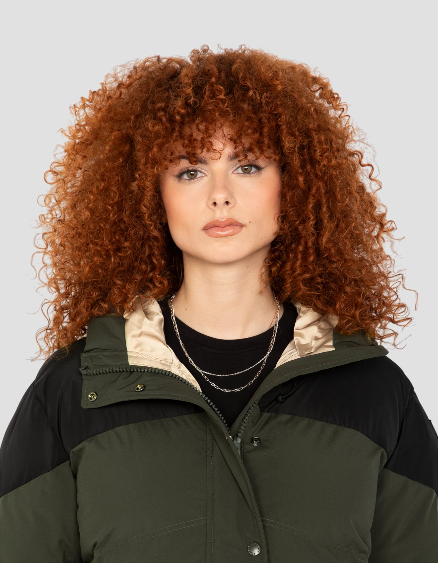 Kurze Khaki und schwarze kurze Jacke mit Kapuze