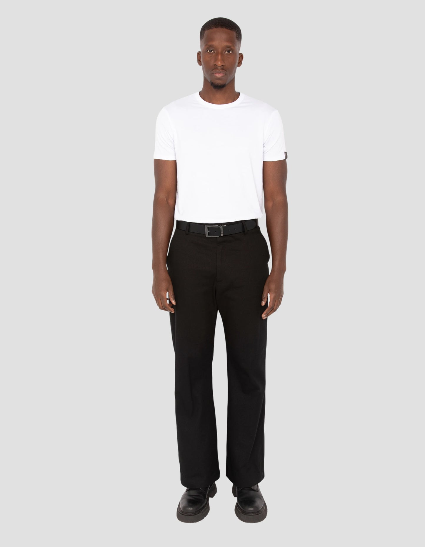 Cinturón negro y marrón reversible en la corteza de cuero de vaca