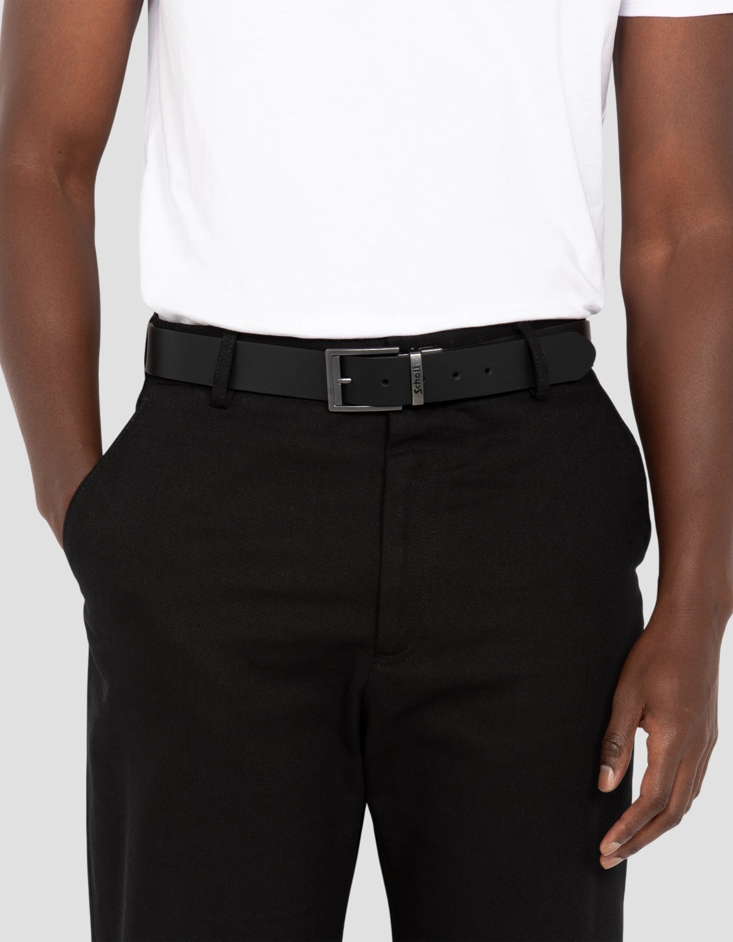 Cinturón negro y marrón reversible en la corteza de cuero de vaca