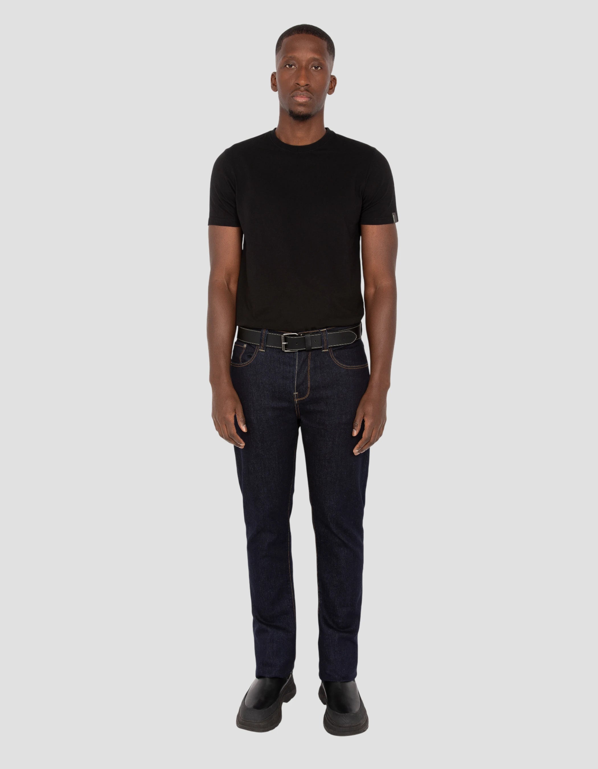 Schwarzer Gürtel mit kontrastierender Naht, Büffelleder-4