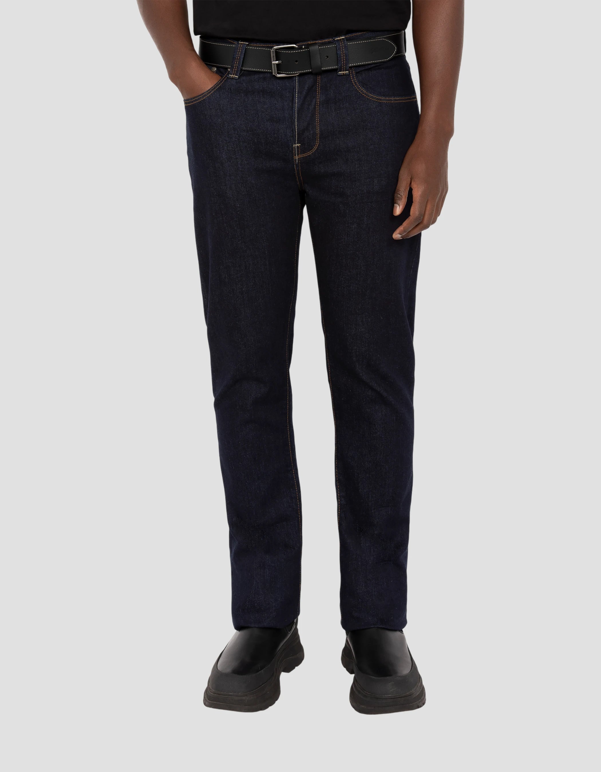 Schwarzer Gürtel mit kontrastierender Naht, Büffelleder-1