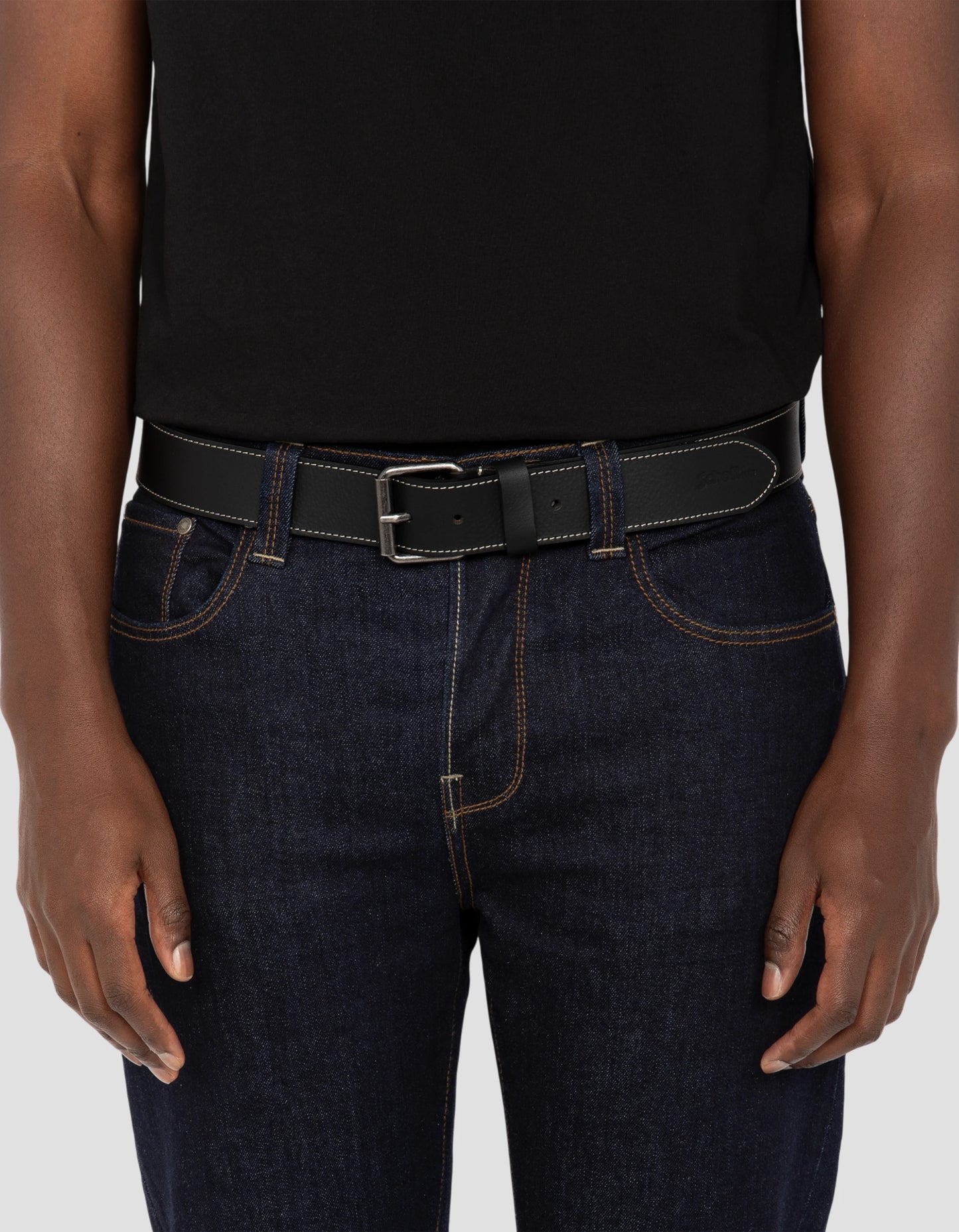 Schwarzer Gürtel mit kontrastierender Naht, Büffelleder