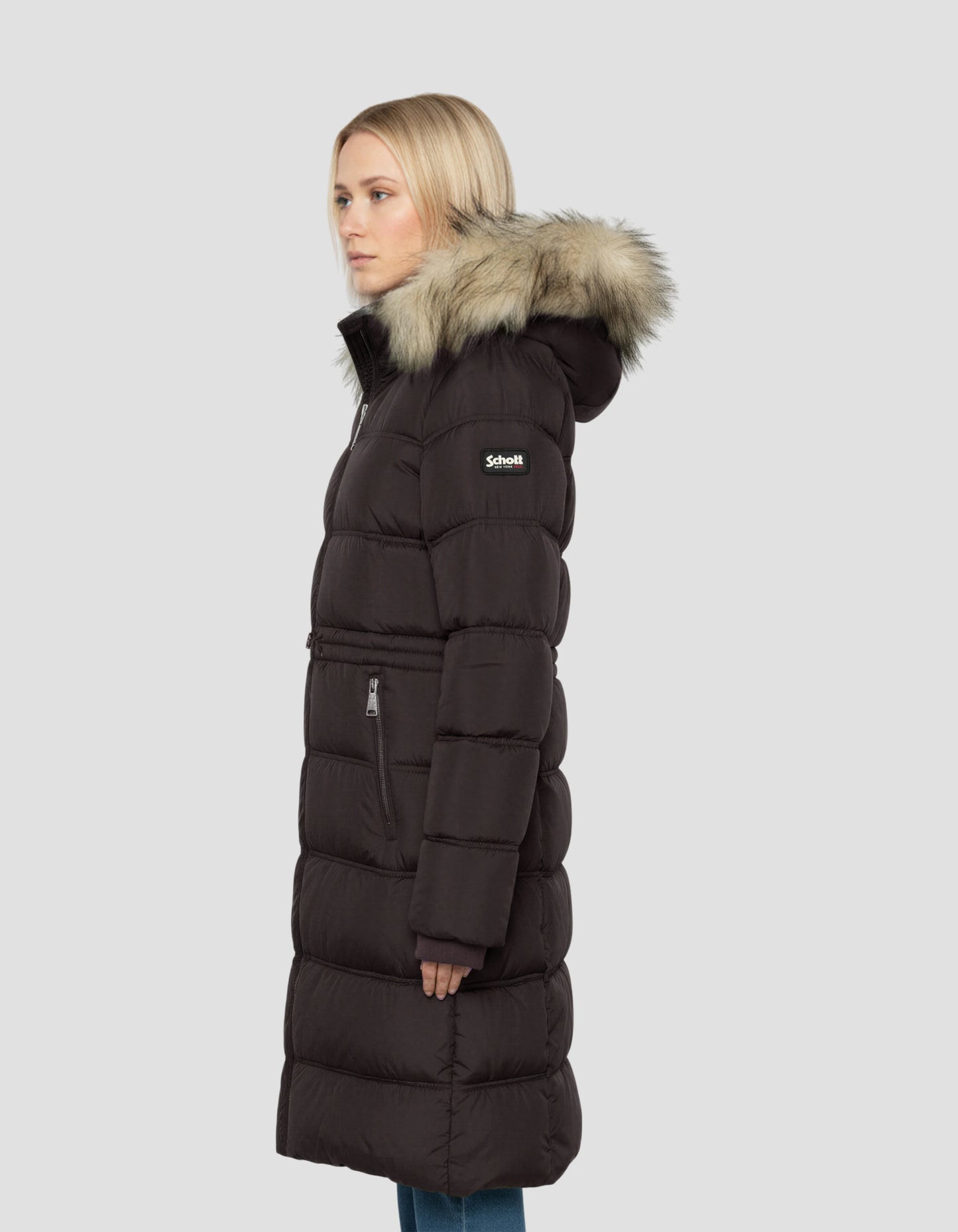 Chaqueta negra con cuello de piel sintética extraíble