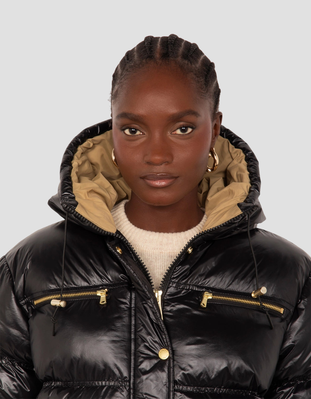 Doudoune courte à capuche noire en nylon brillant
