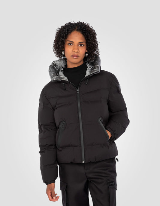 Doudoune courte noire à capuche aspect mat coutures soudées