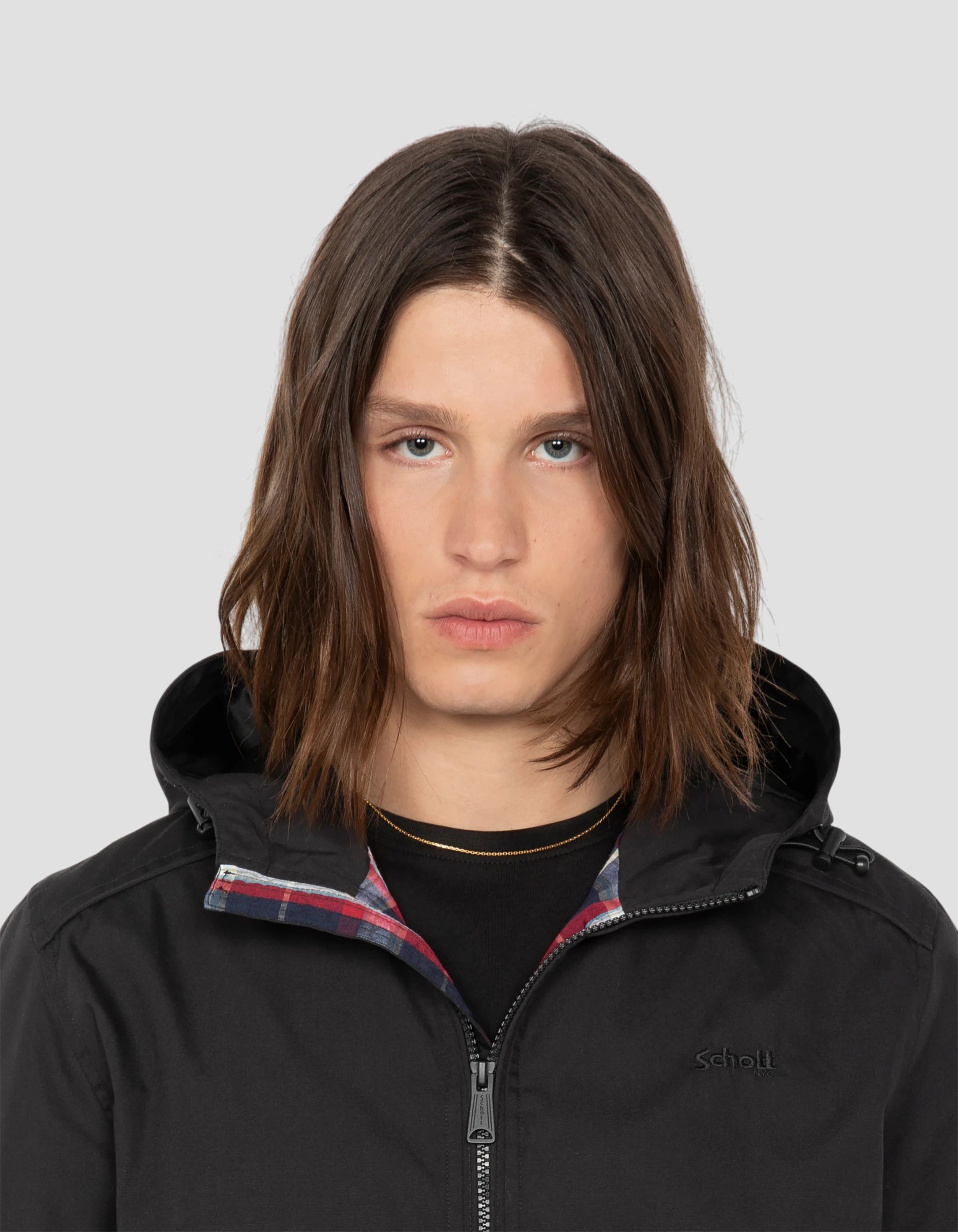 Chaqueta urbana negra con capucha repelente al agua-5