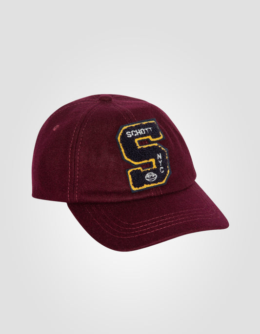 Gorra universitaria con insignia