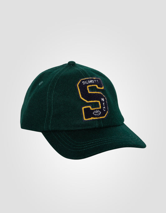 Gorra universitaria con insignia