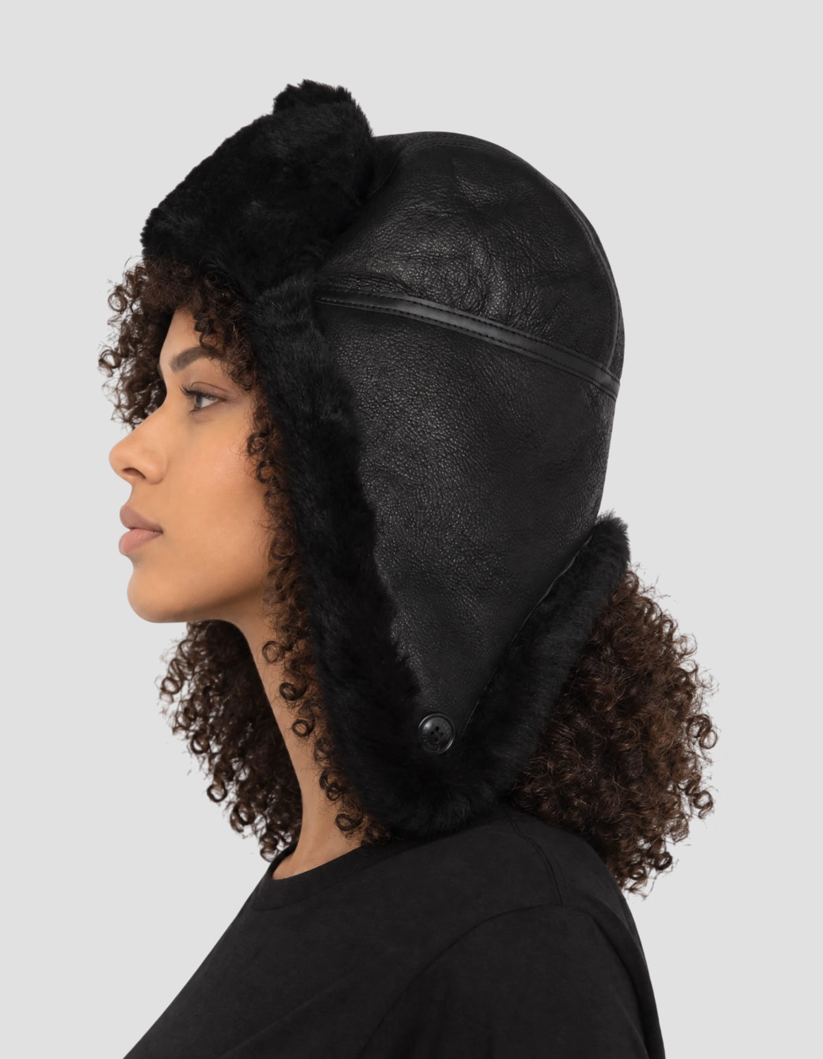 Chapka noire badgée, mouton double face