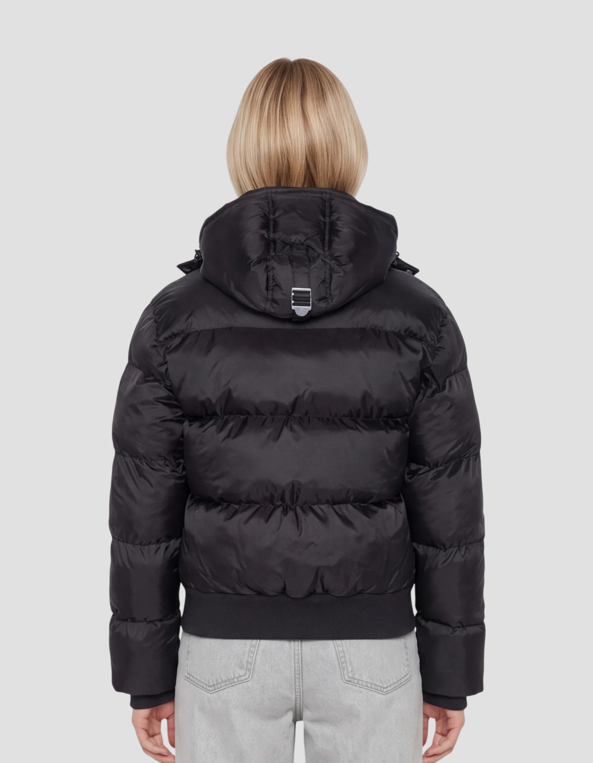 Doudoune noire à capuche, coupe boxy