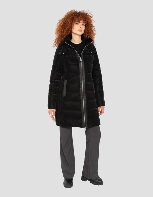 Lange schwarze Jacke mit Kapuze gekrümmt