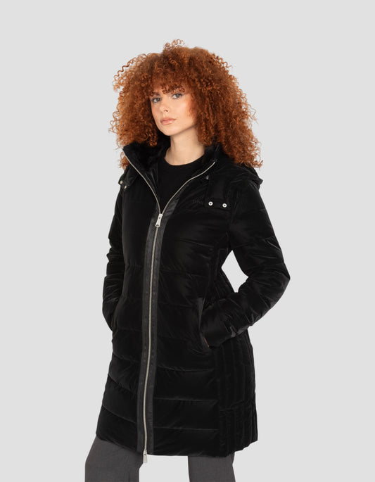 Lange schwarze Jacke mit Kapuze gekrümmt