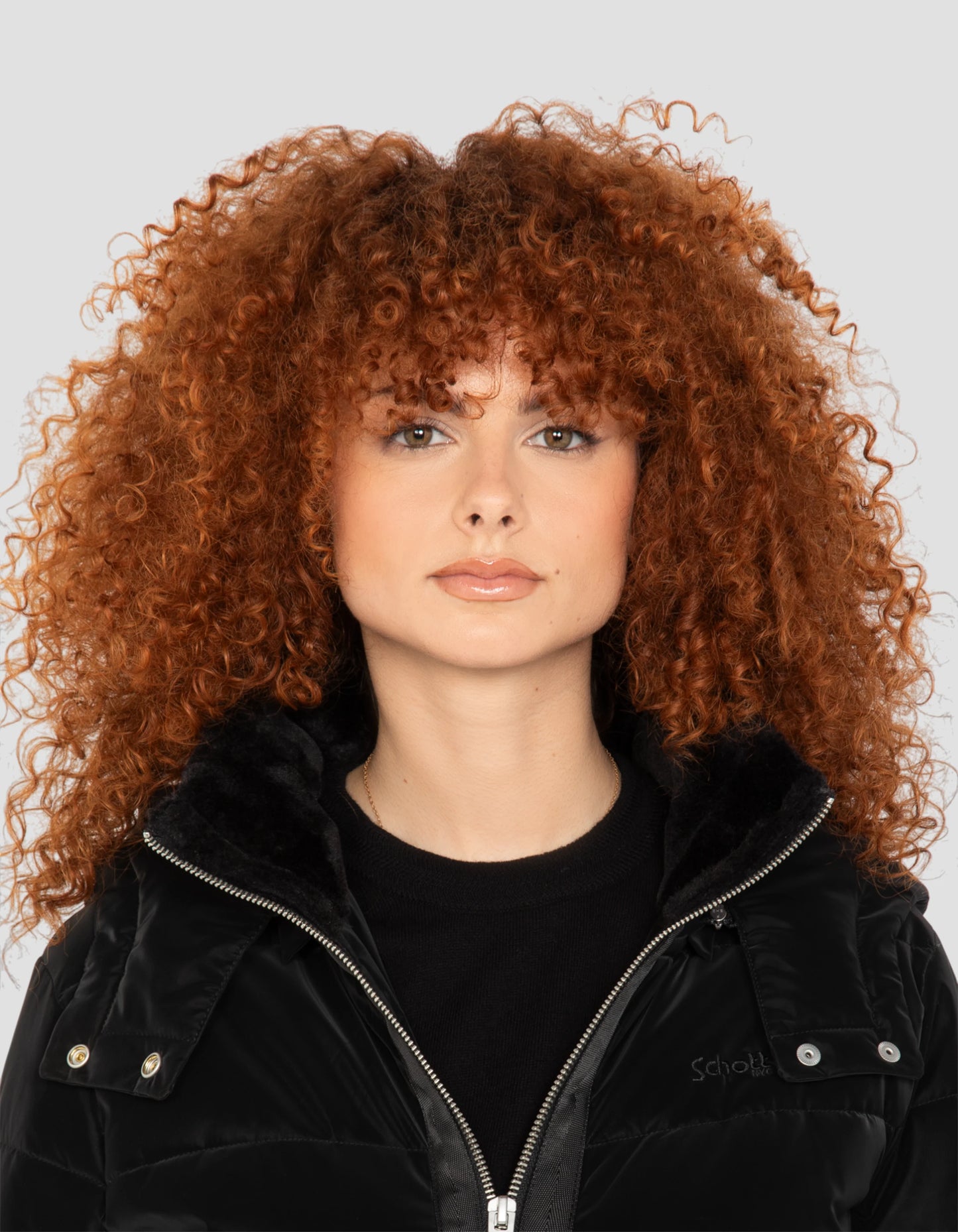 Lunga giacca nera curva con cappuccio