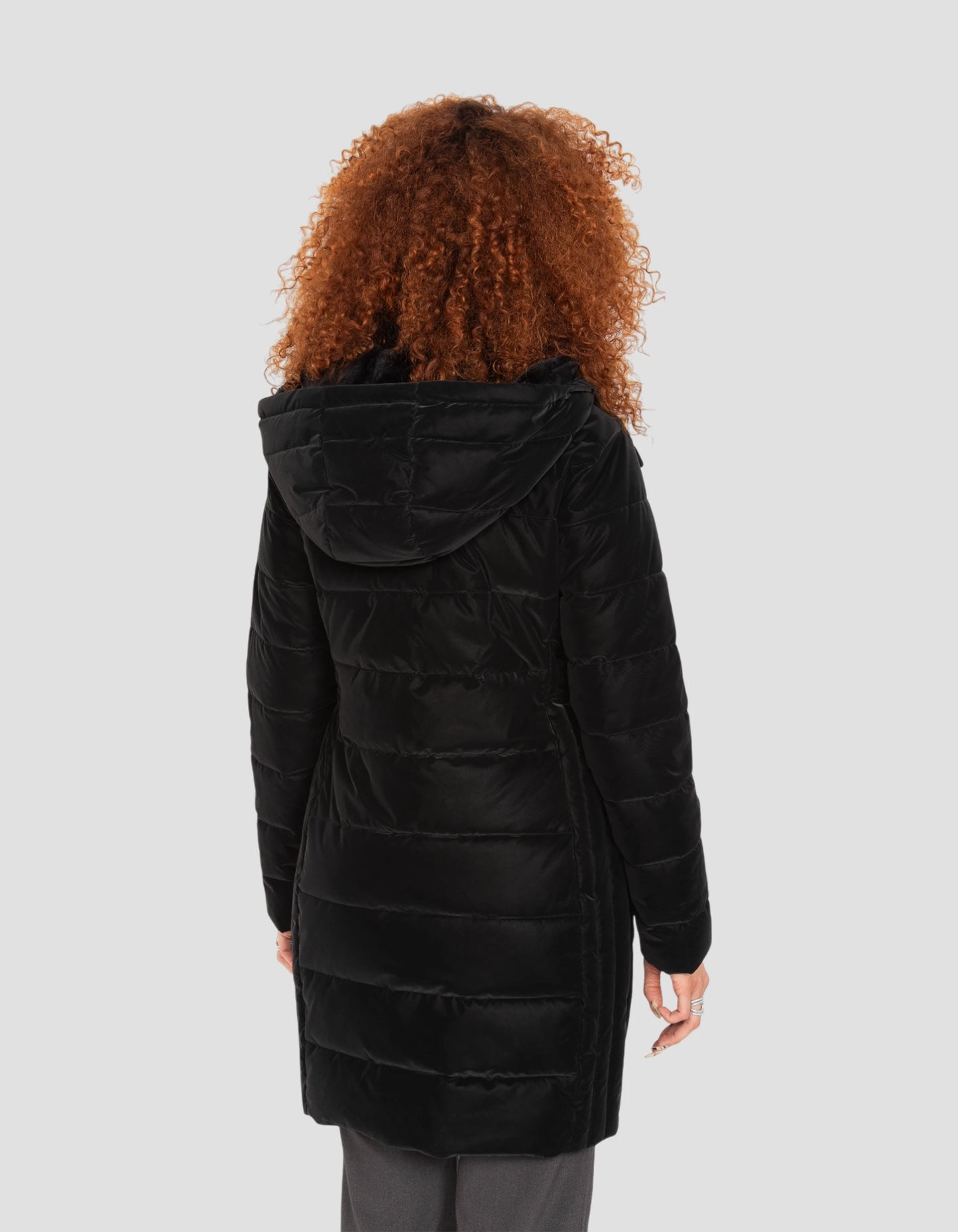 Lunga giacca nera curva con cappuccio