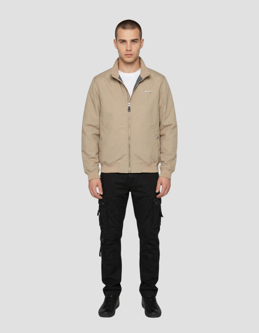 Chaqueta casual beige con forro de cuadros.