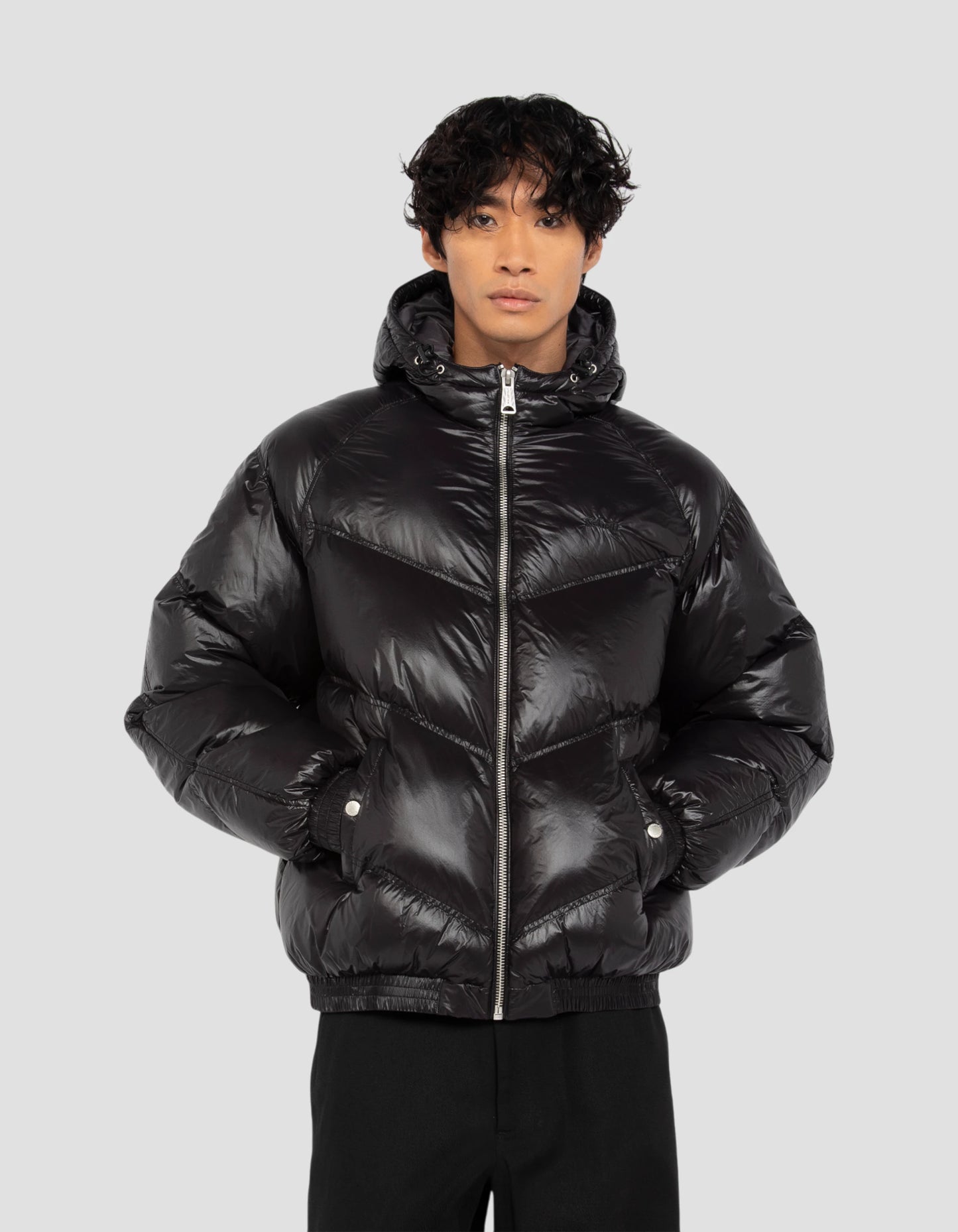 Con cappuccio nero brillante di streetwear retrò