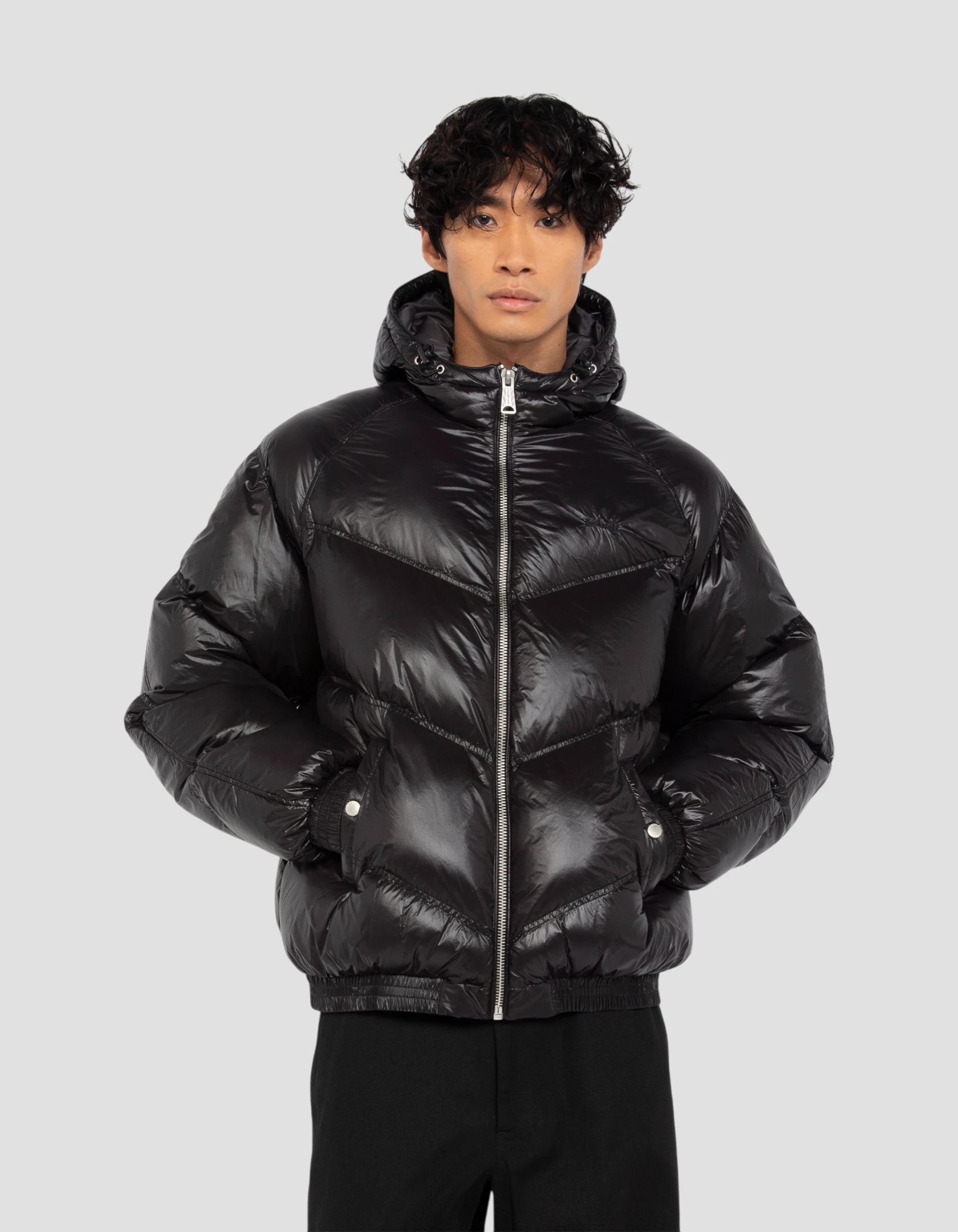 Con cappuccio nero brillante di streetwear retrò-3