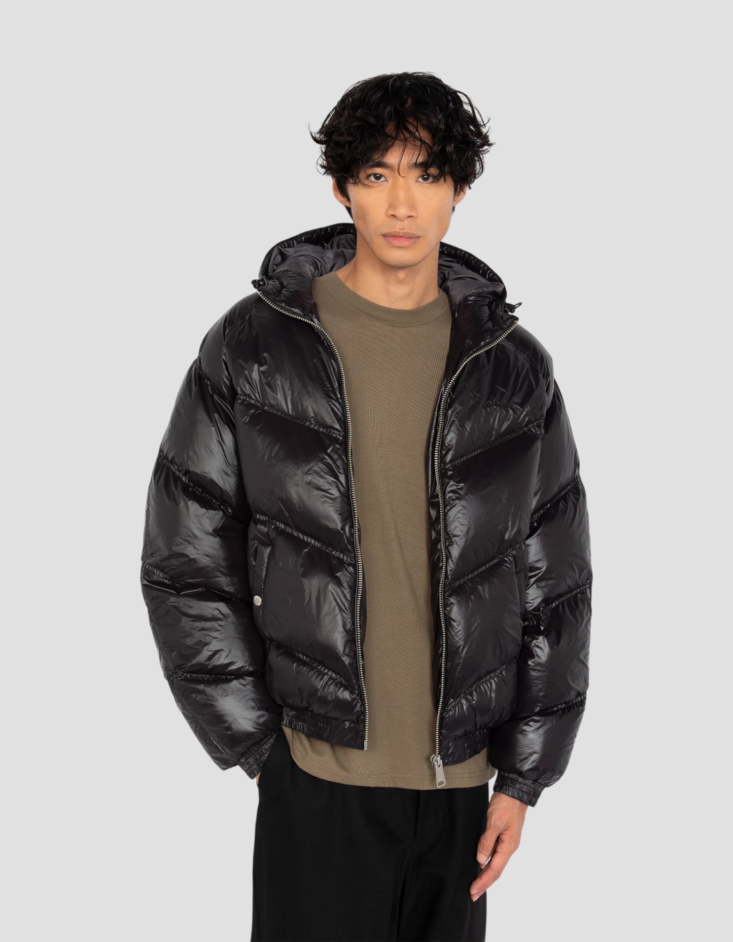 Con cappuccio nero brillante di streetwear retrò