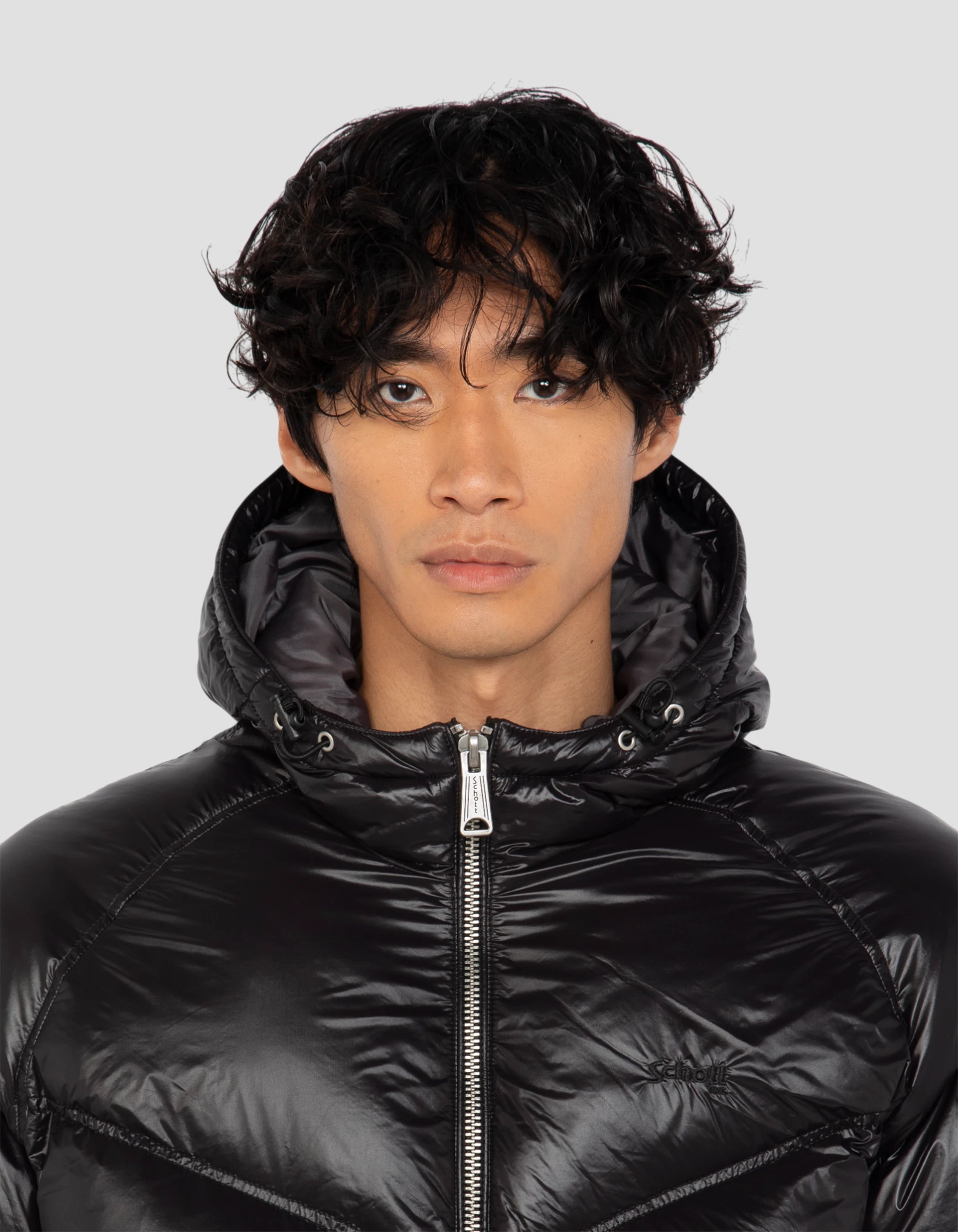 Con cappuccio nero brillante di streetwear retrò-5