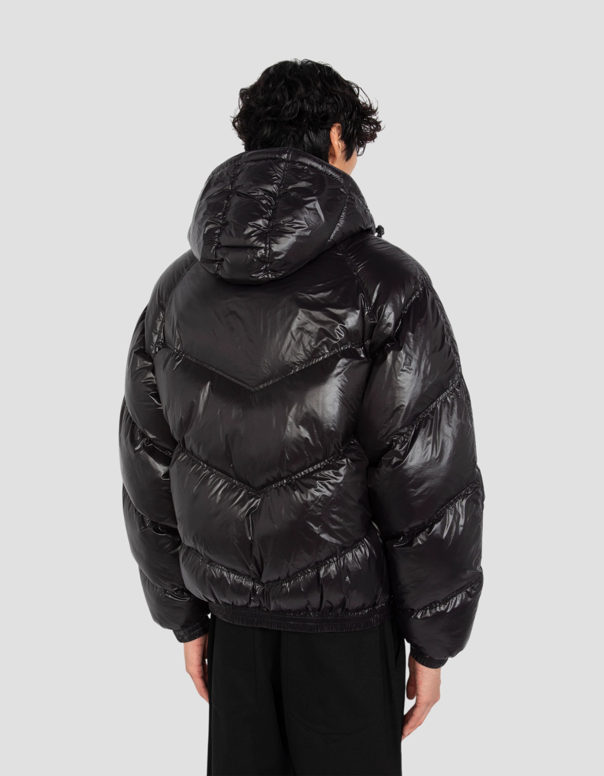 Con cappuccio nero brillante di streetwear retrò-6