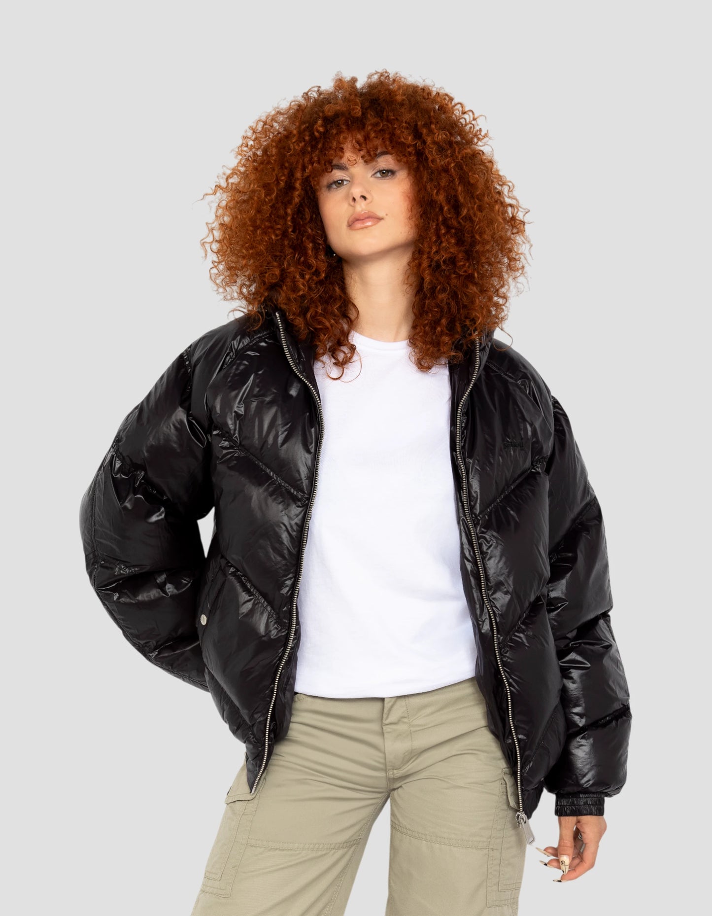 Con cappuccio nero brillante di streetwear retrò