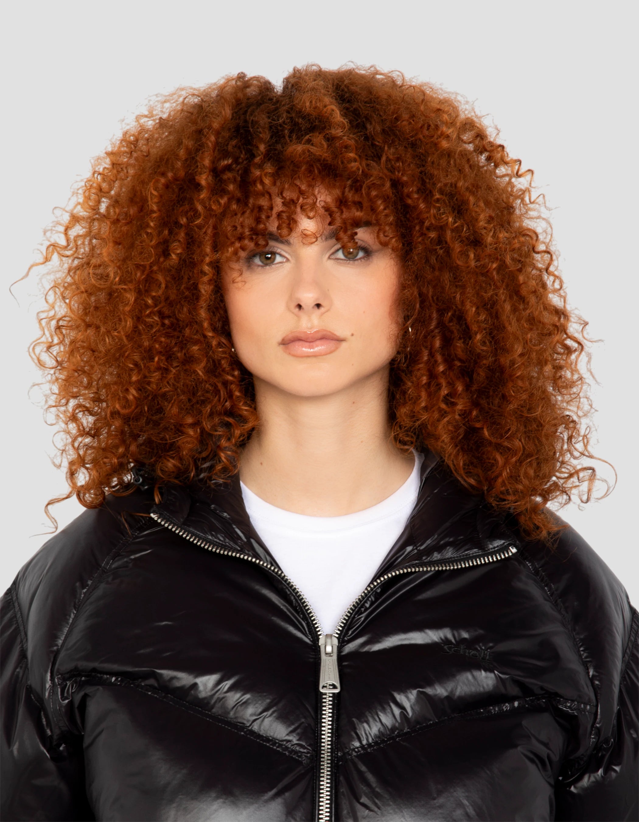 Con cappuccio nero brillante di streetwear retrò-5