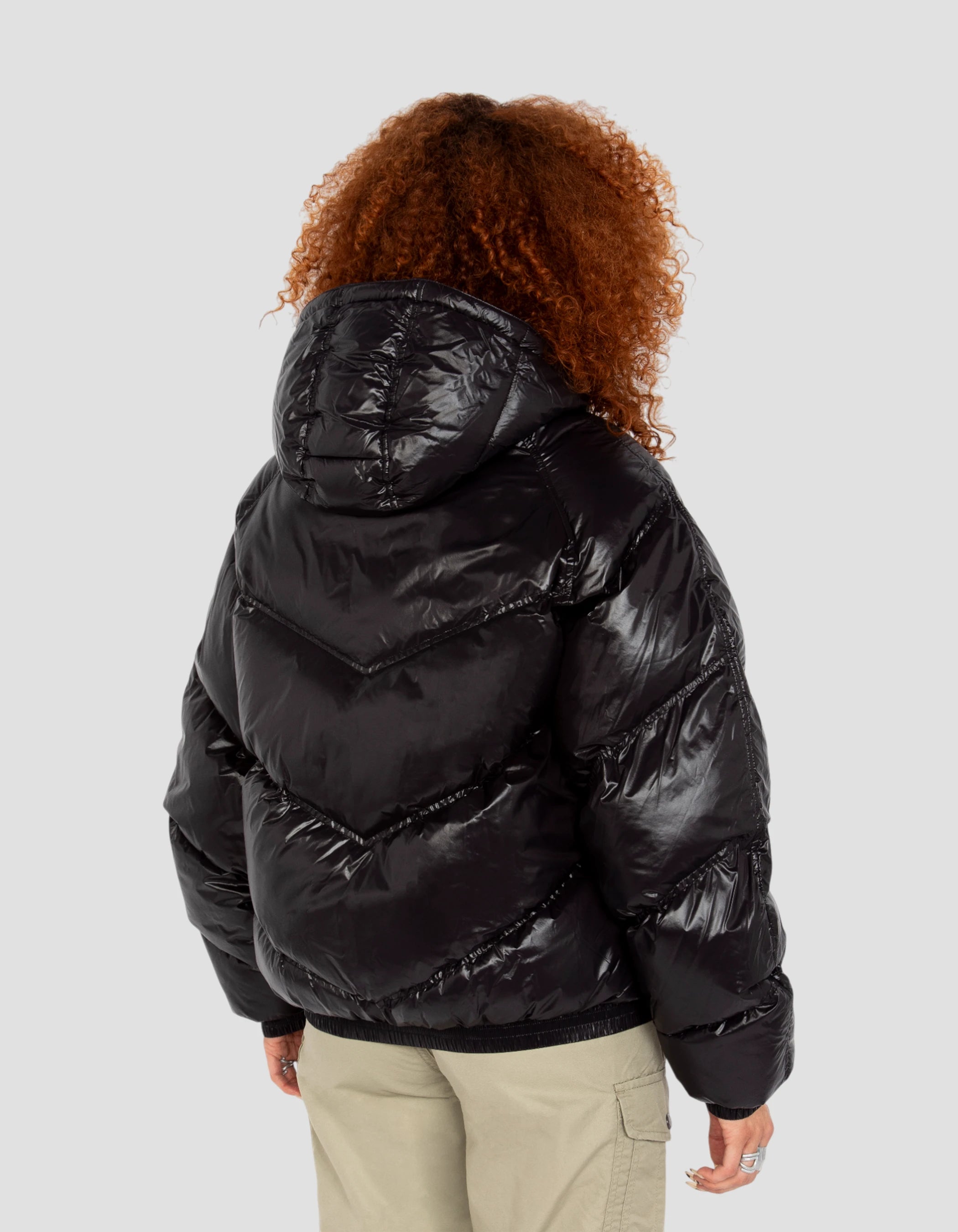 Con cappuccio nero brillante di streetwear retrò-6