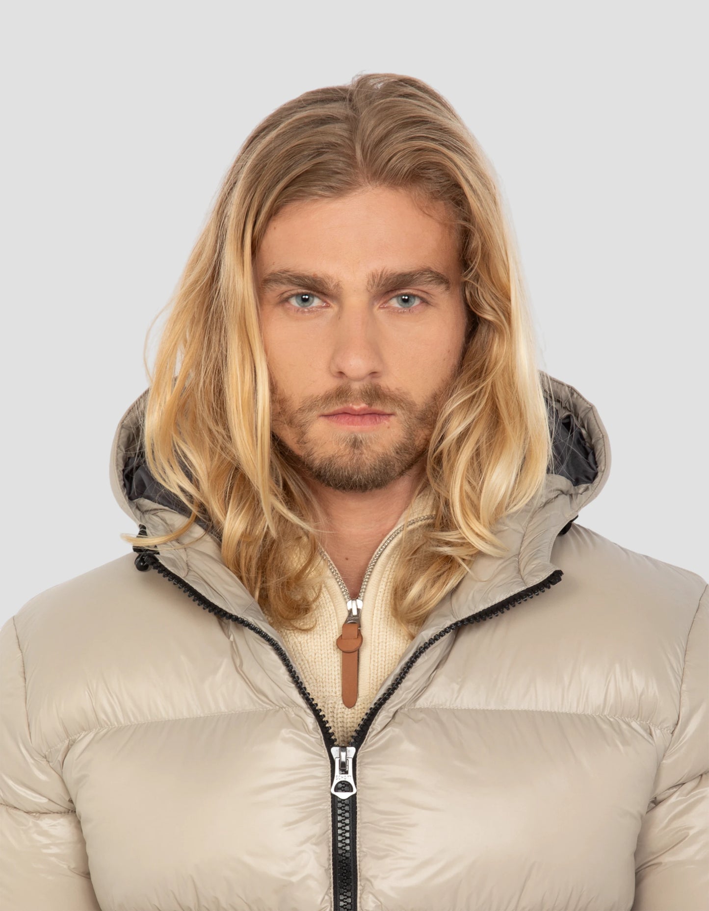 Chaqueta beige con capucha brillante