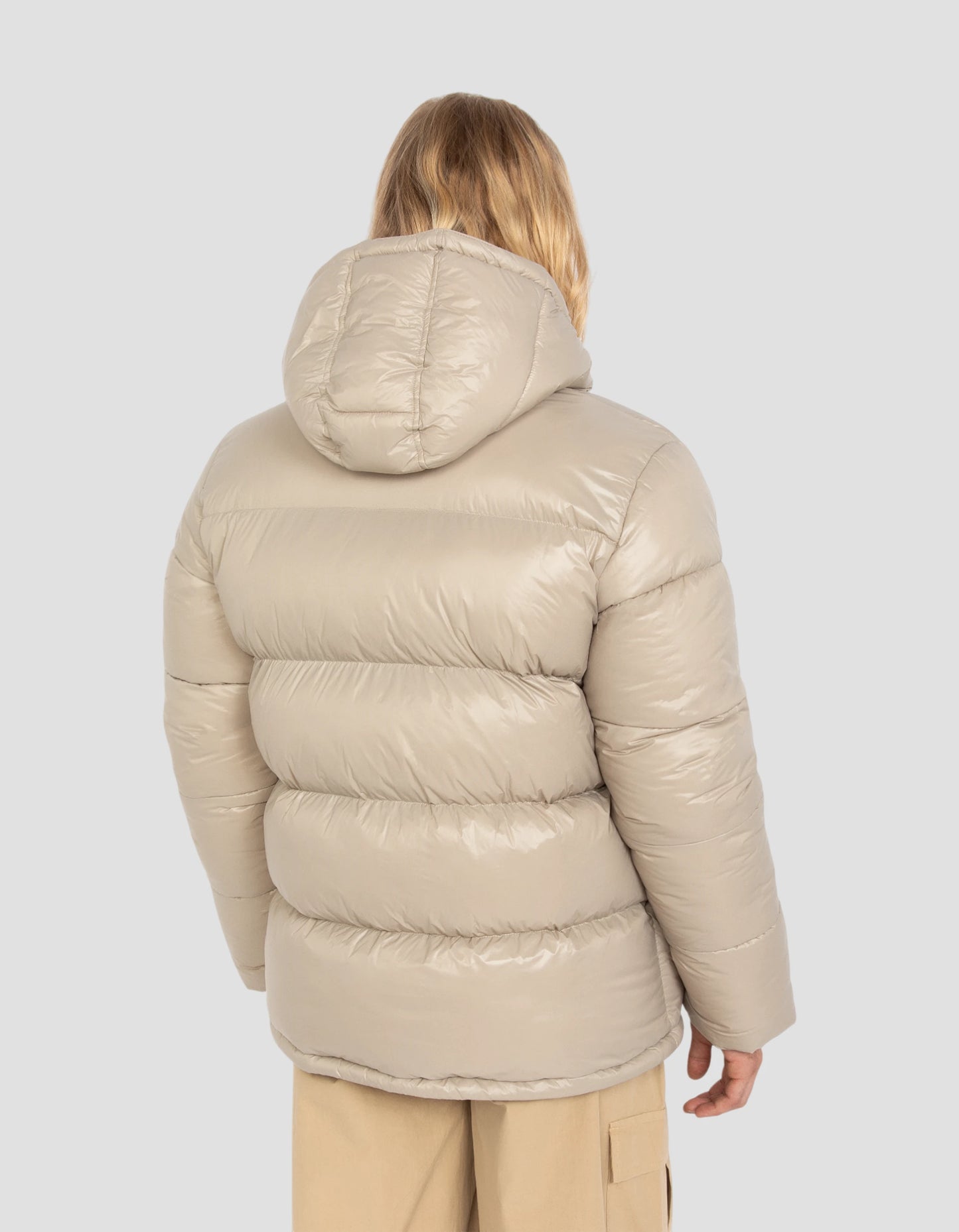 Chaqueta beige con capucha brillante