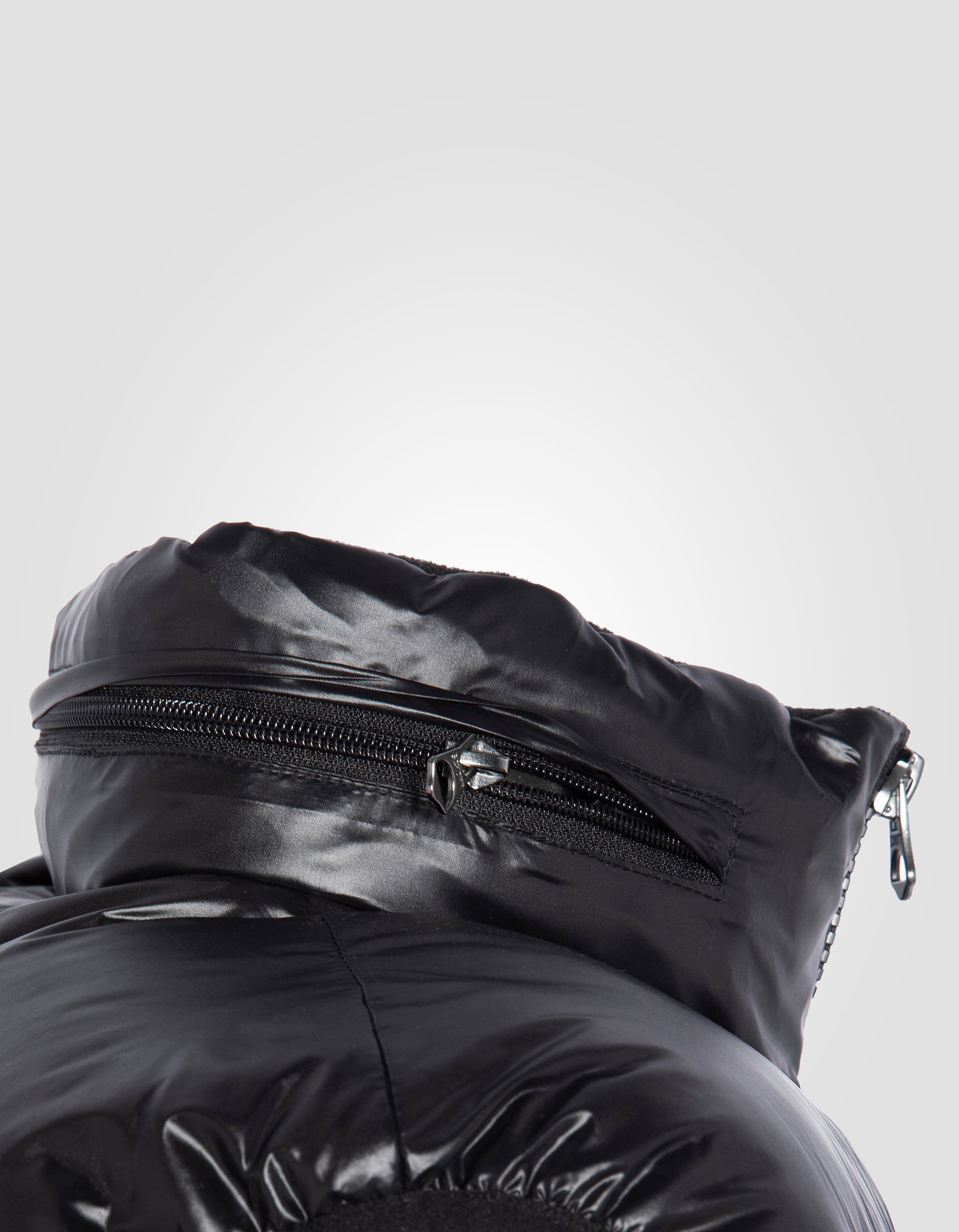 Giacca nera senza maniche lucida-7