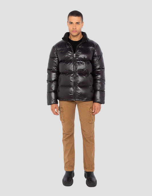 Glänzende schwarze Jacke