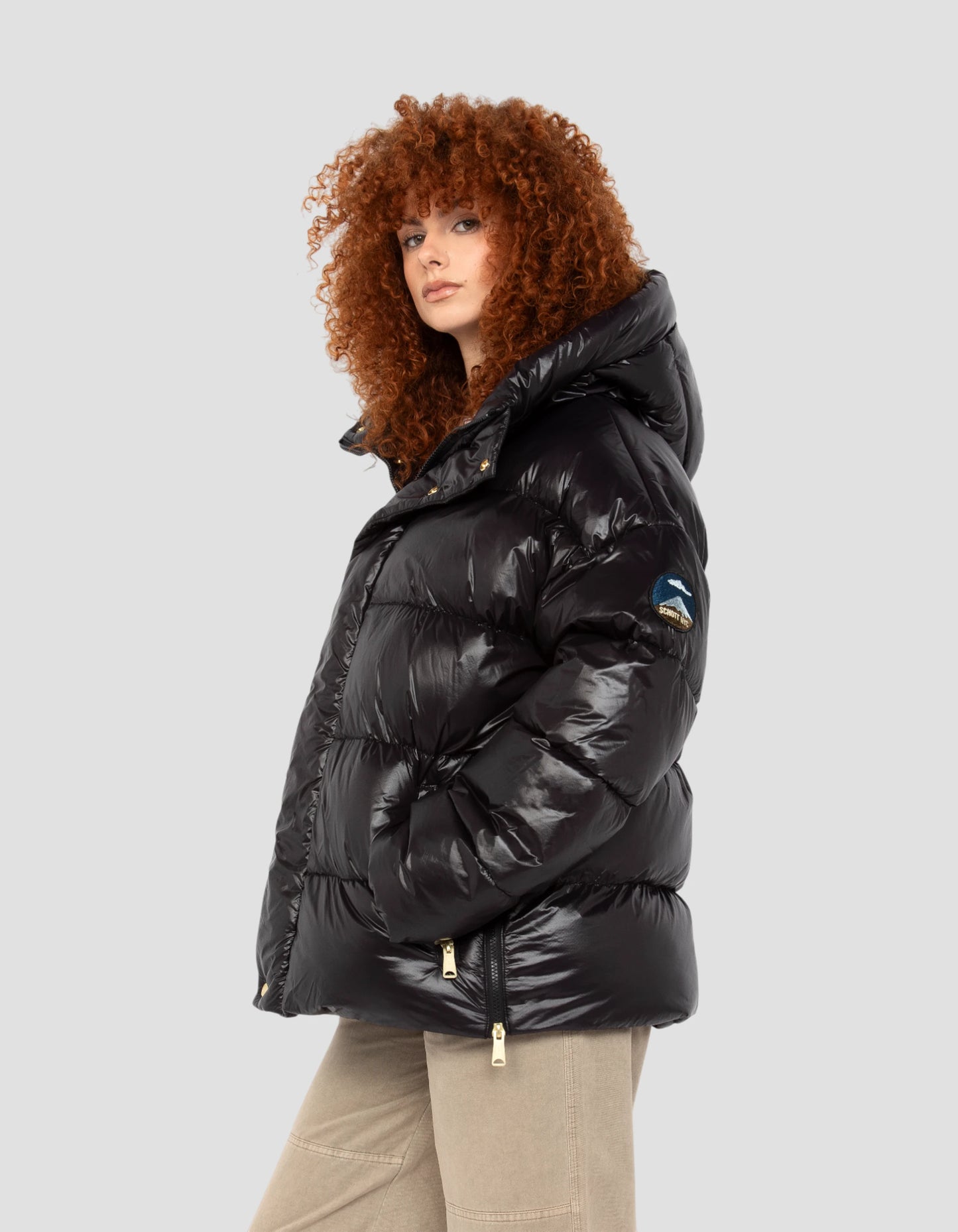 Giacca con cappuccio nero di grandi dimensioni