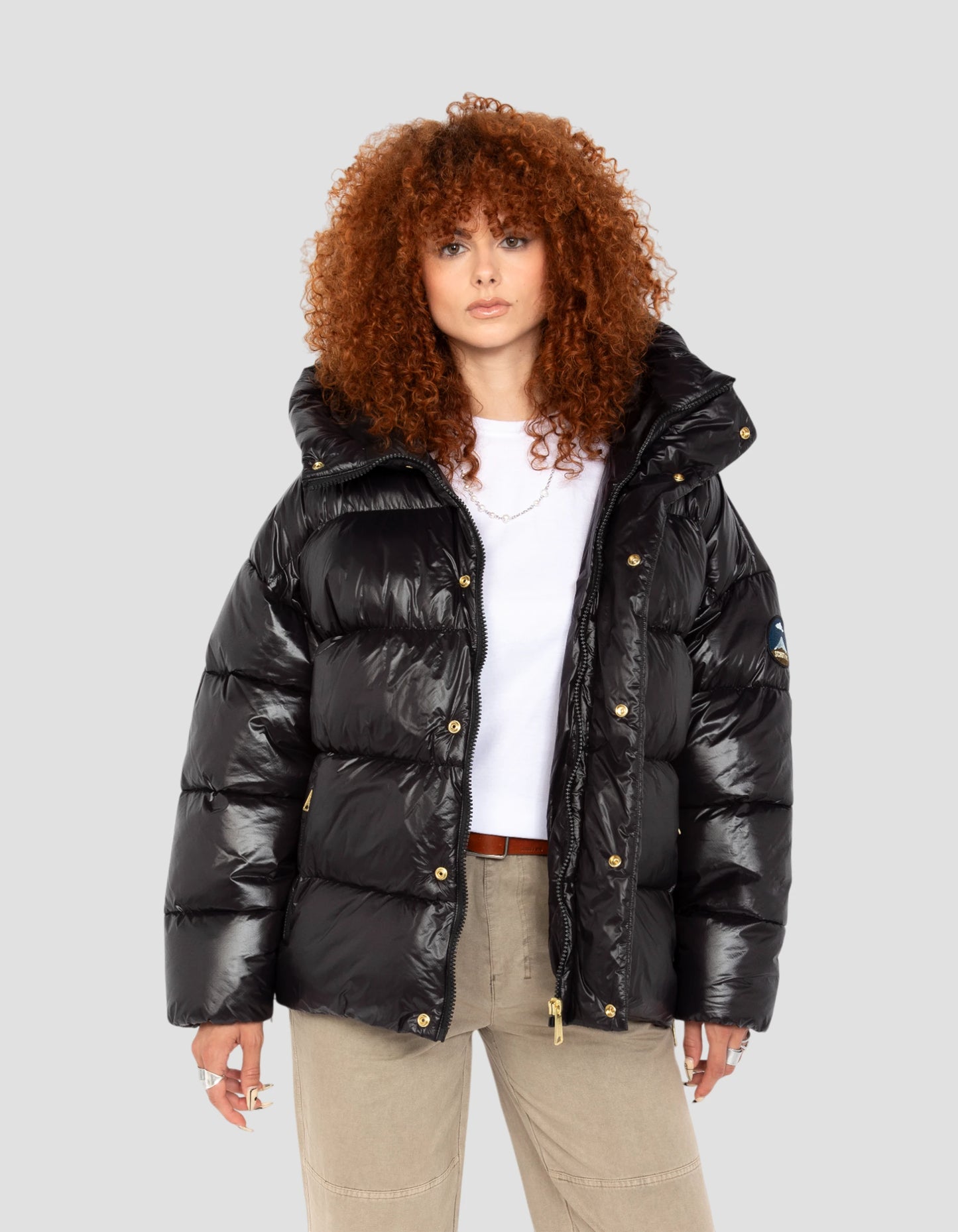 Giacca con cappuccio nero di grandi dimensioni